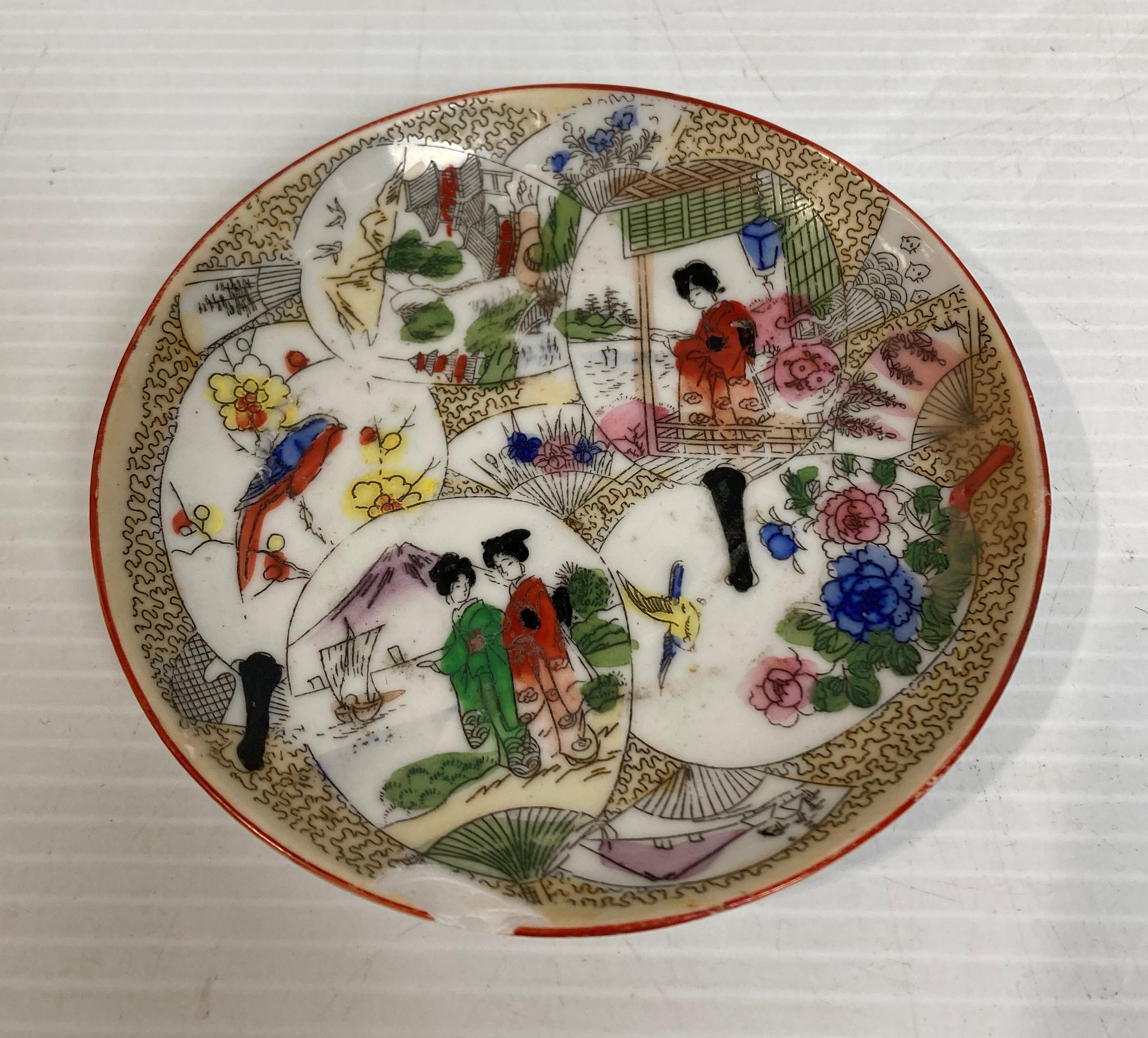 An Oriental hand-painted rice bowl in blue and white (chip to rim - 11cm diameter) and two assorted - Image 4 of 7