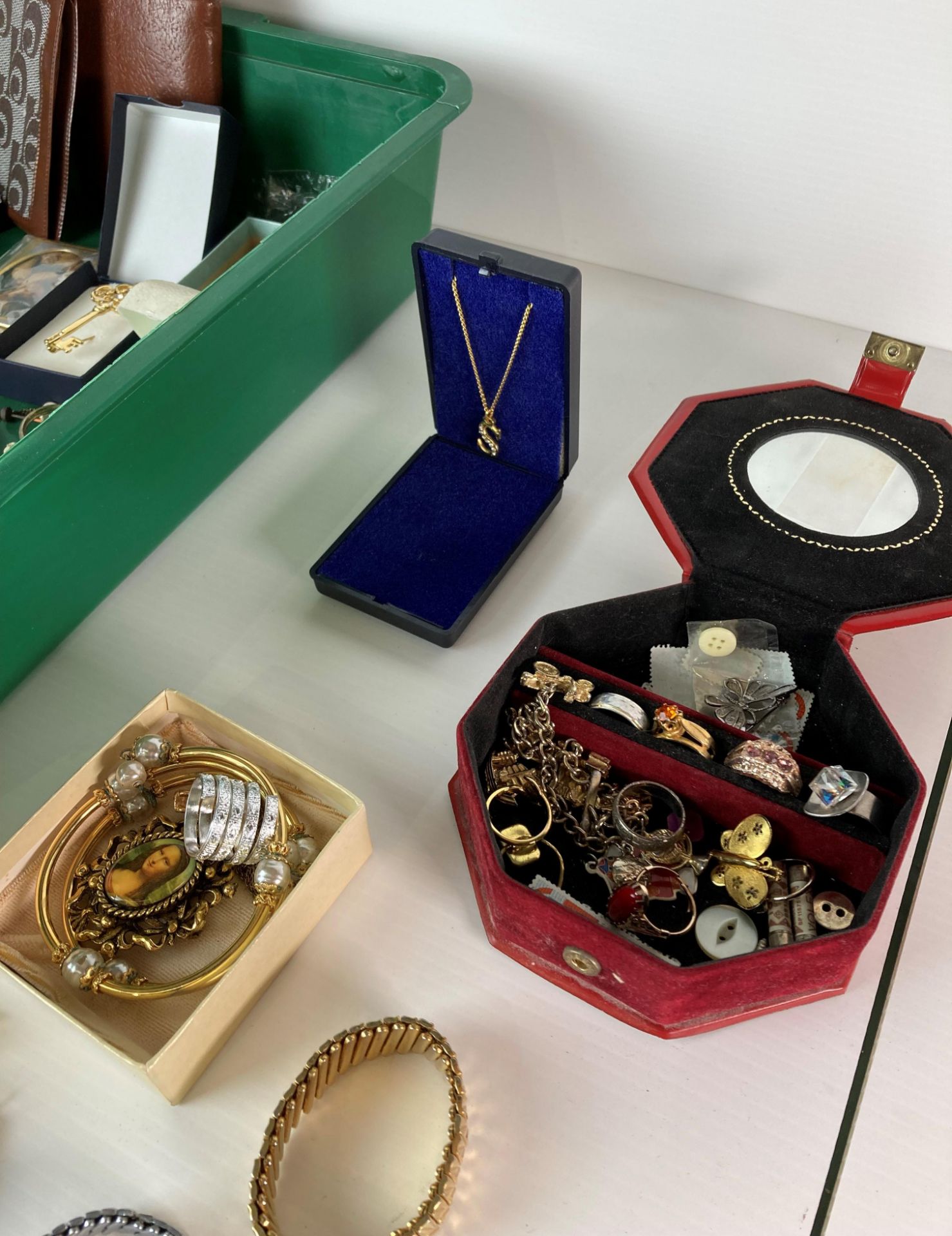 Contents to tray - assorted costume jewellery including gold-tone chains and pendants, rings, - Image 4 of 4