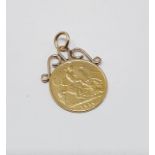 1914 half-sovereign charm with 9ct scroll top, gross weight 4.