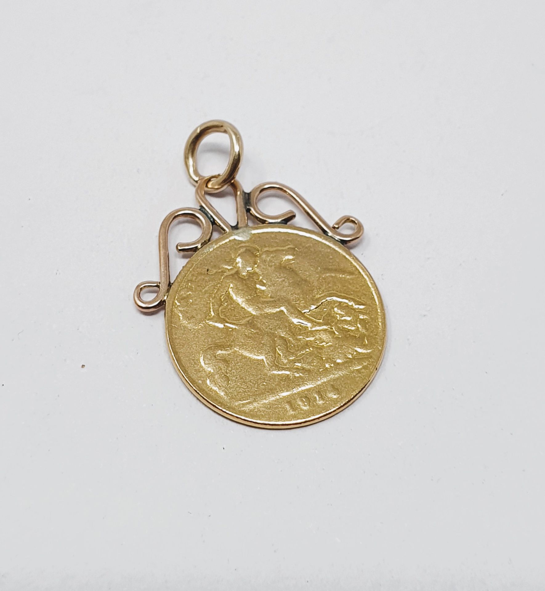 1914 half-sovereign charm with 9ct scroll top, gross weight 4.