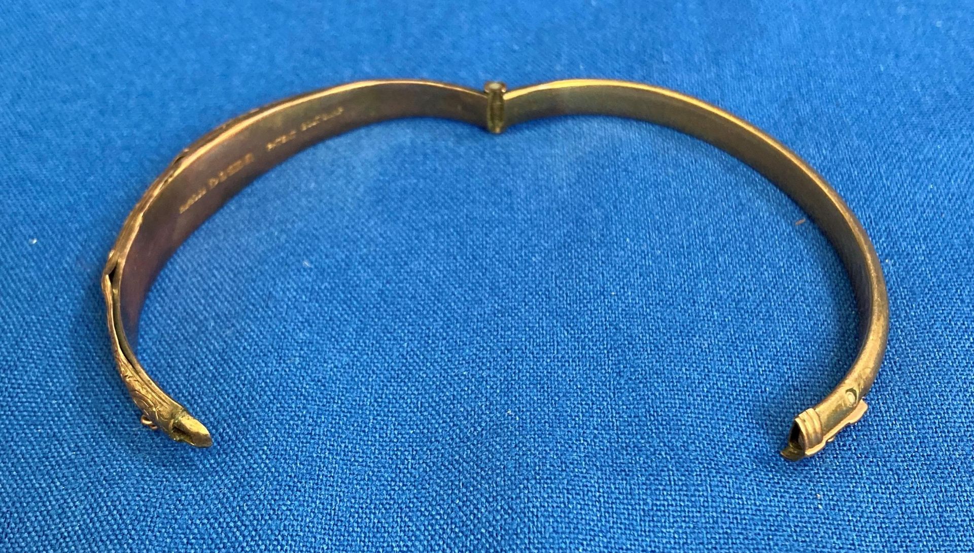 9ct gold (375) bangle with etched design and dents to top. Weight: 6. - Image 3 of 5