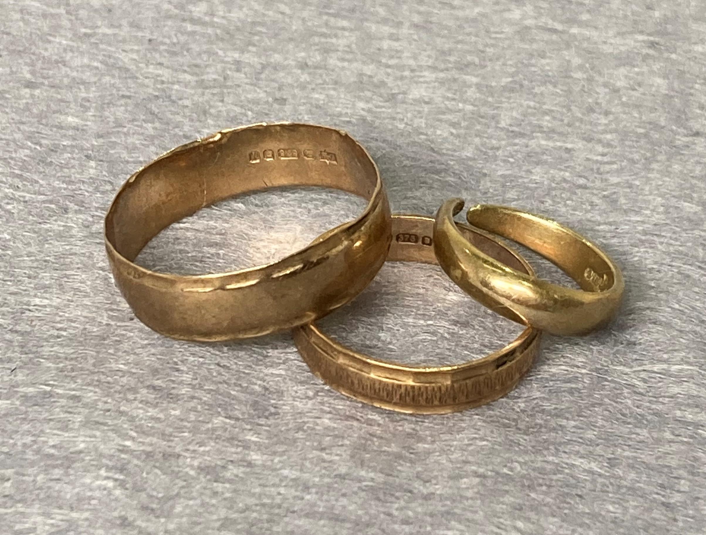 Two 9ct gold weddings bands (sizes R and L) and a small 9ct gold broken ring. Total weight: 4. - Image 3 of 4