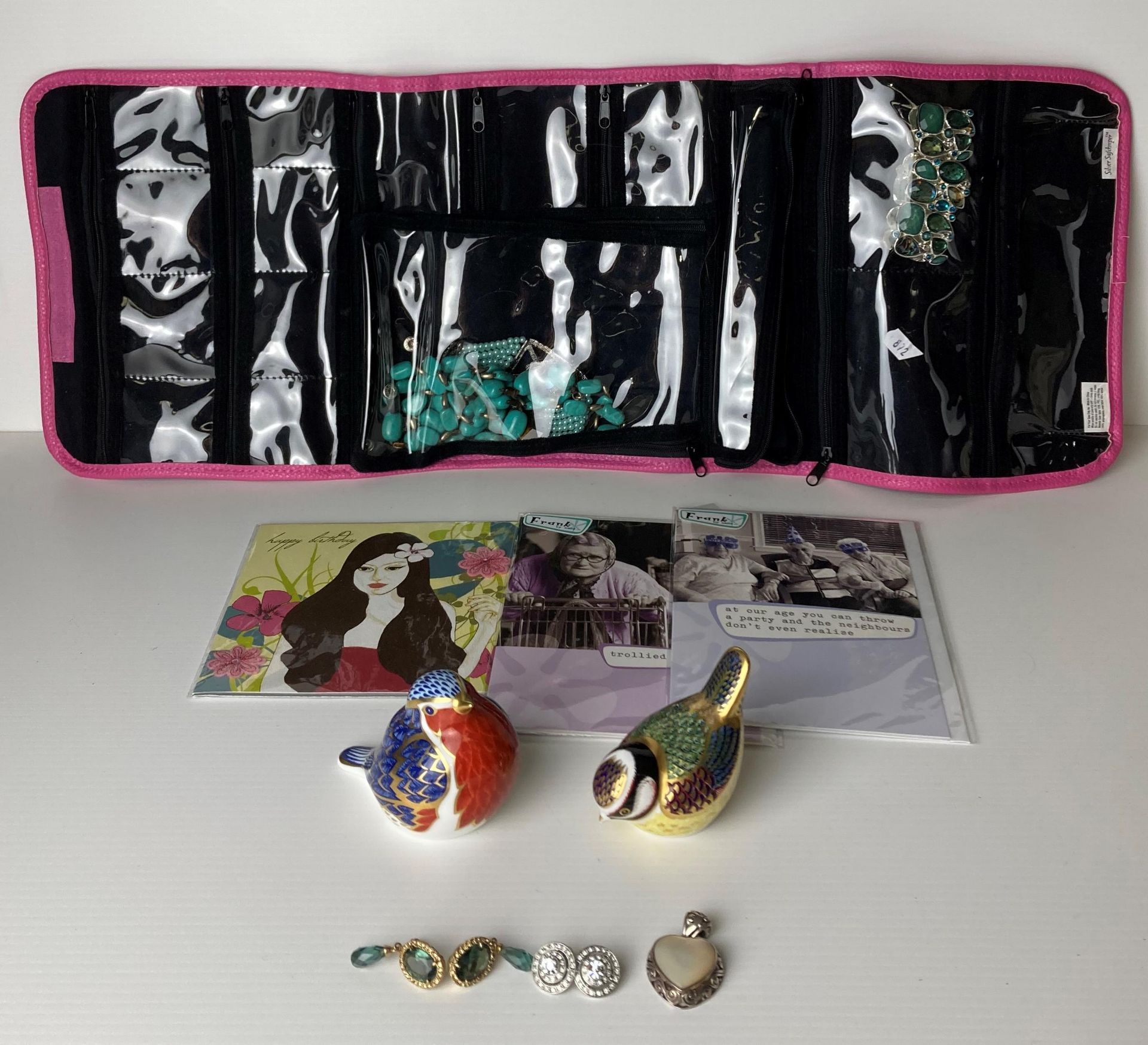 Contents to box and jewellery bag - six pieces of jewellery including a silver (.