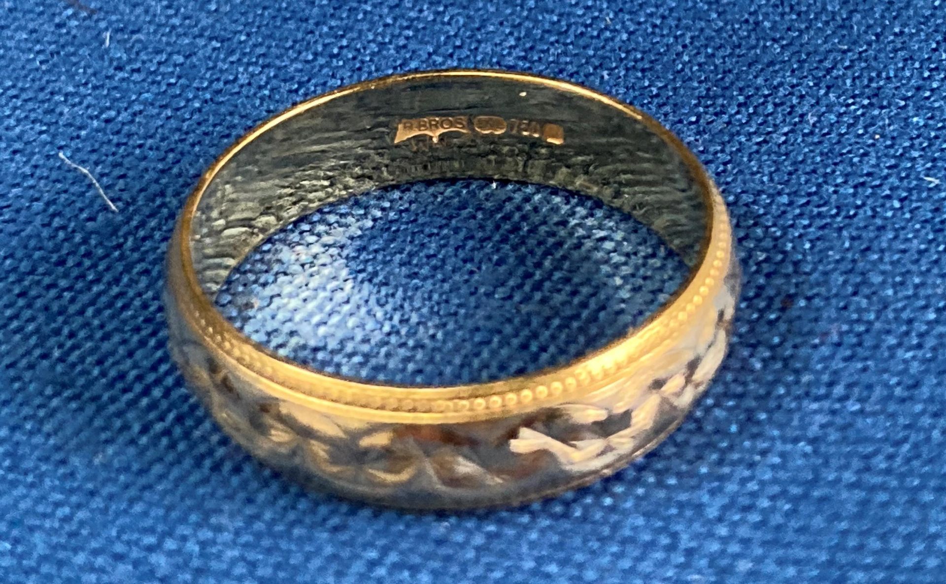 18ct gold (750) wedding band ring with etched detailed, size P. Weight: 3. - Image 2 of 2