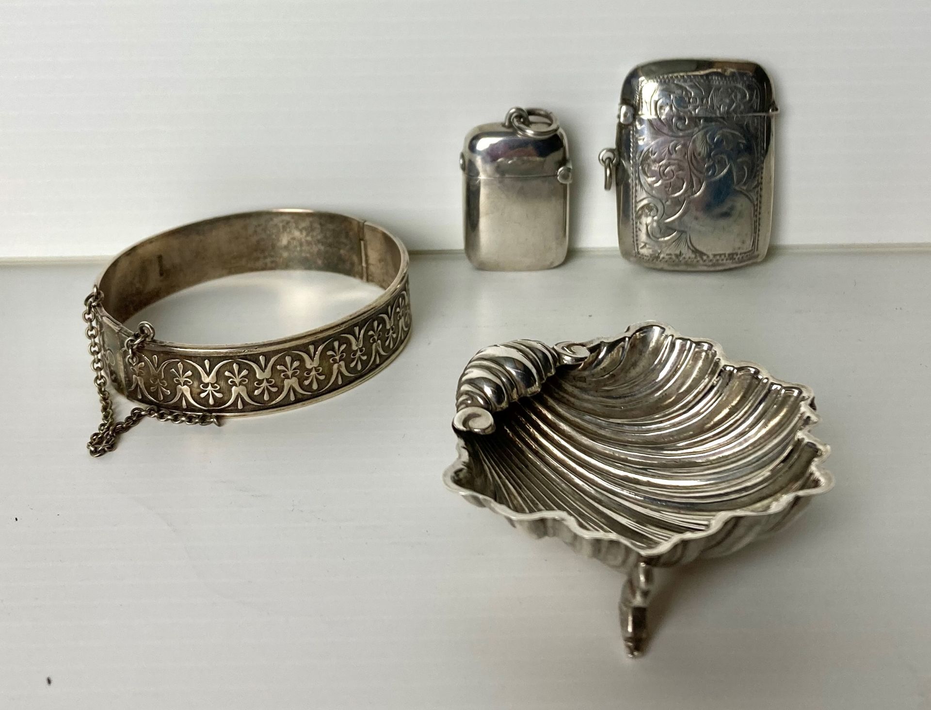 A vintage silver (1901, Birmingham) clam shell standing on fish legs by R. - Image 7 of 8