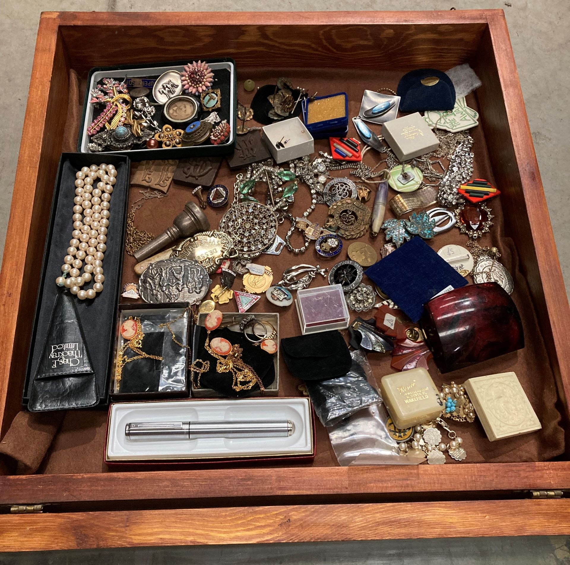 Sloped glass-top display cabinet (46 x 46cm) and contents - assorted vintage brooches, badges,