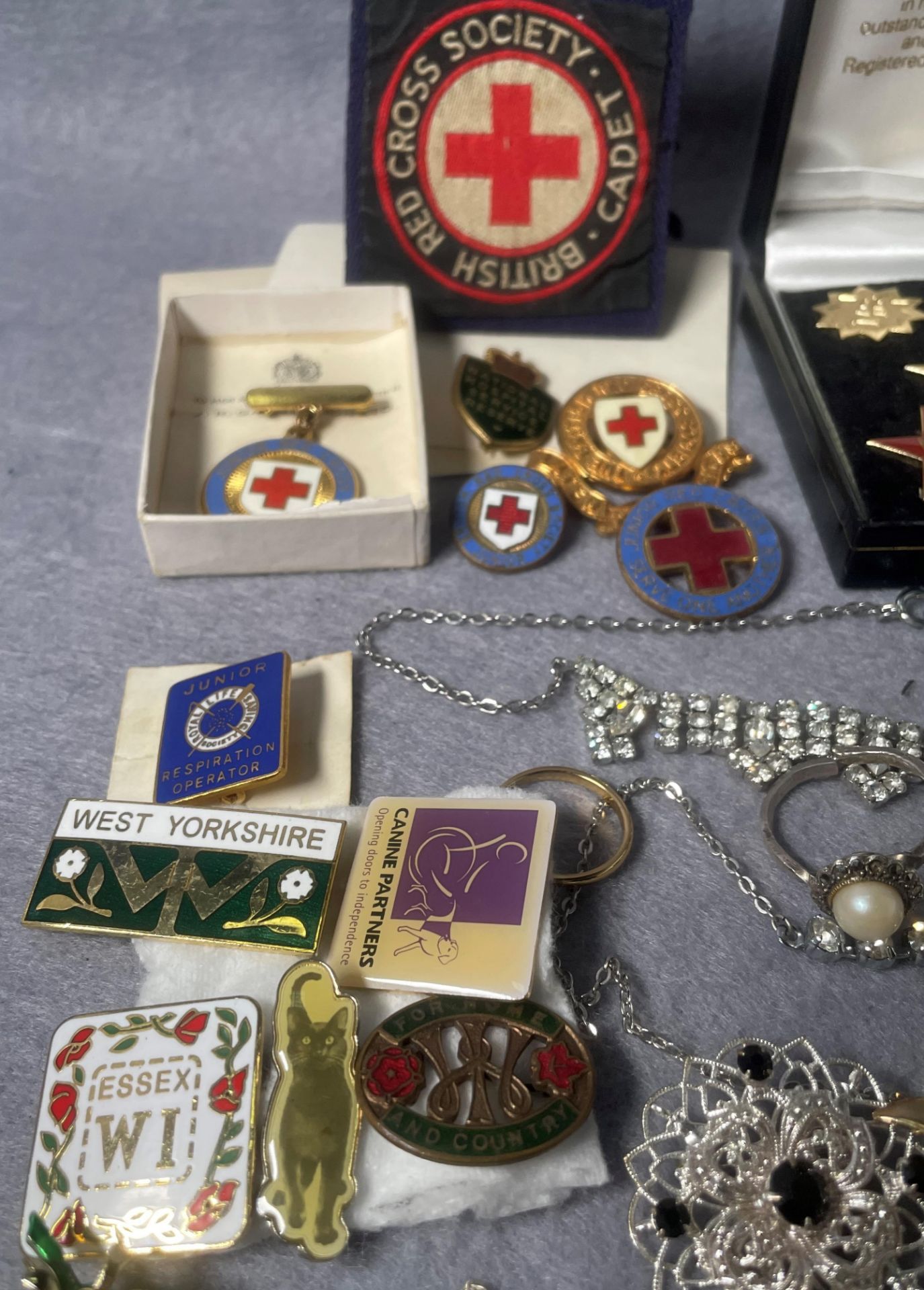 Contents to box - assorted jewellery including a silver hallmarked chain, - Image 4 of 5