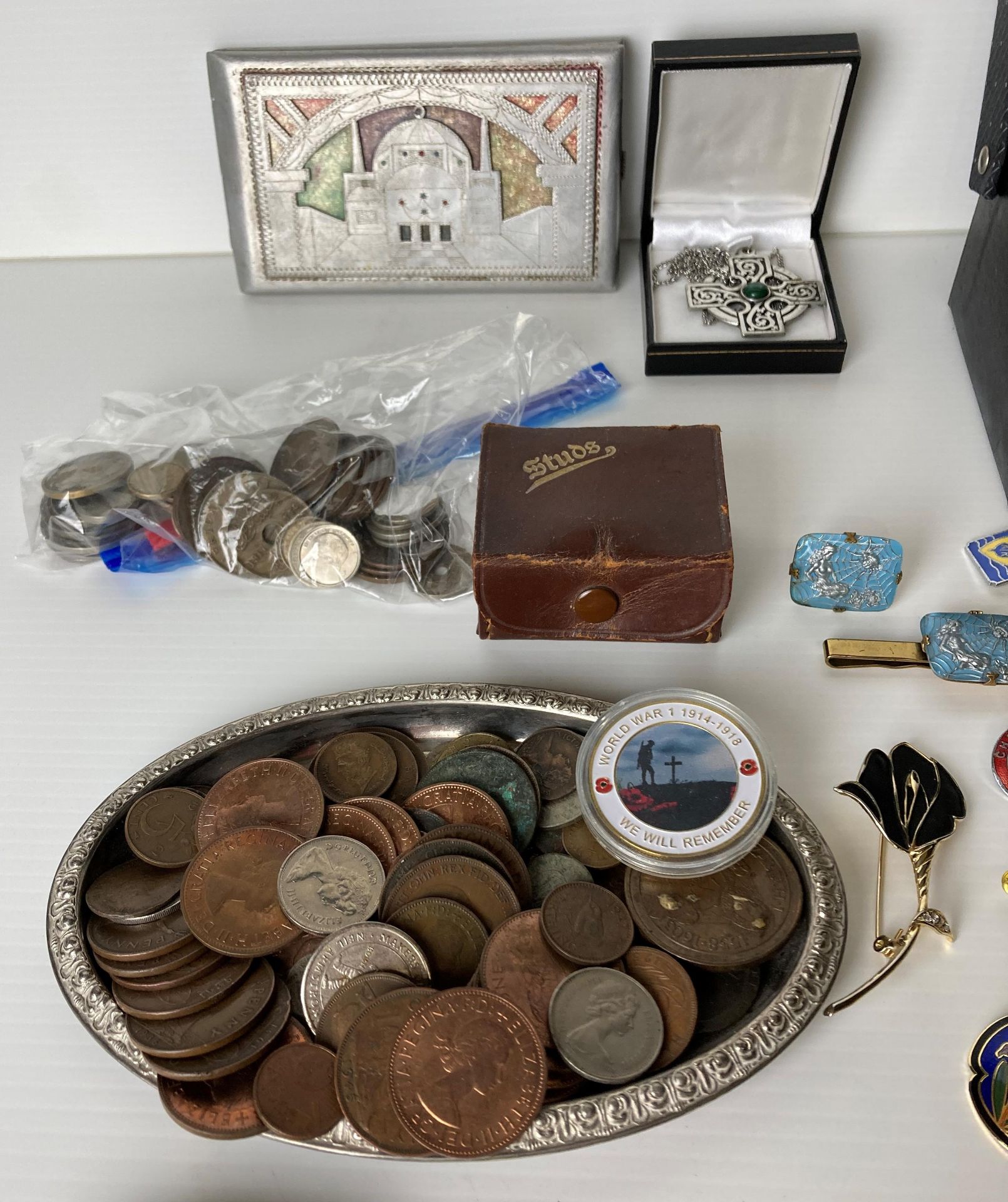 Contents to box - assorted coins, badges, cufflinks, pewter Celtic cross with green stone, - Image 3 of 6