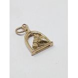 9ct gold vintage horse-head stirrup charm, gross weight 1.