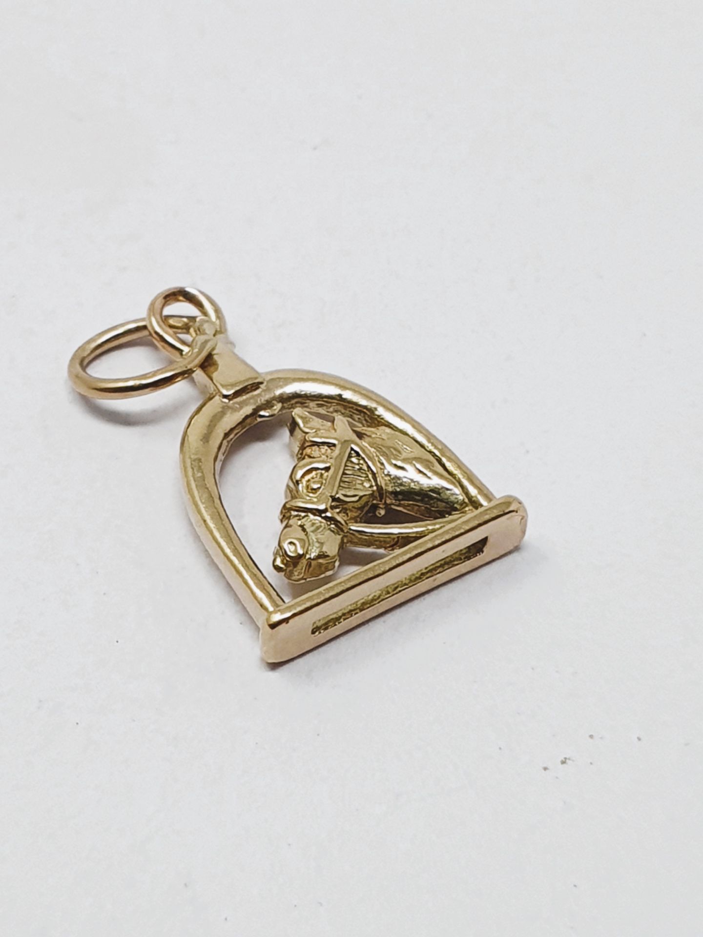 9ct gold vintage horse-head stirrup charm, gross weight 1.