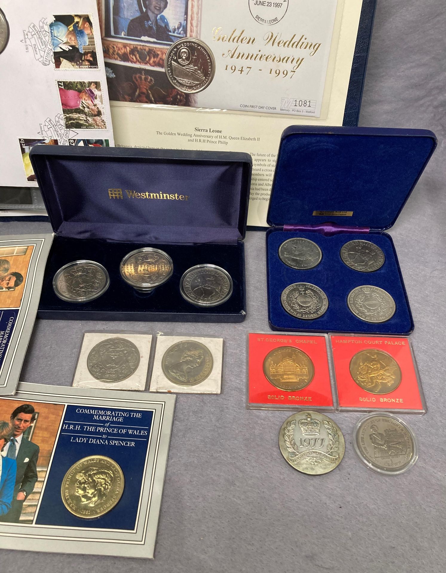 Contents to tray including sixteen assorted commemorative crowns, First Day Covers, - Image 4 of 5