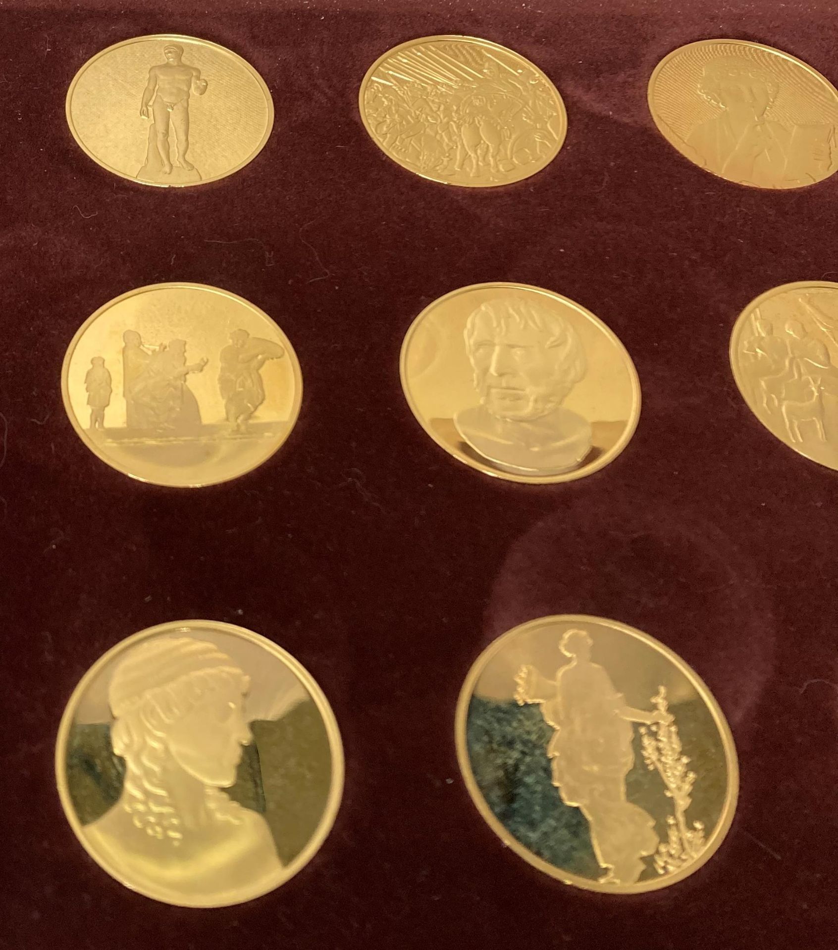 A set of twelve 24K gold on bronze medallions 'The Treasures of Pompeii' Limited Edition in fitted - Image 2 of 4
