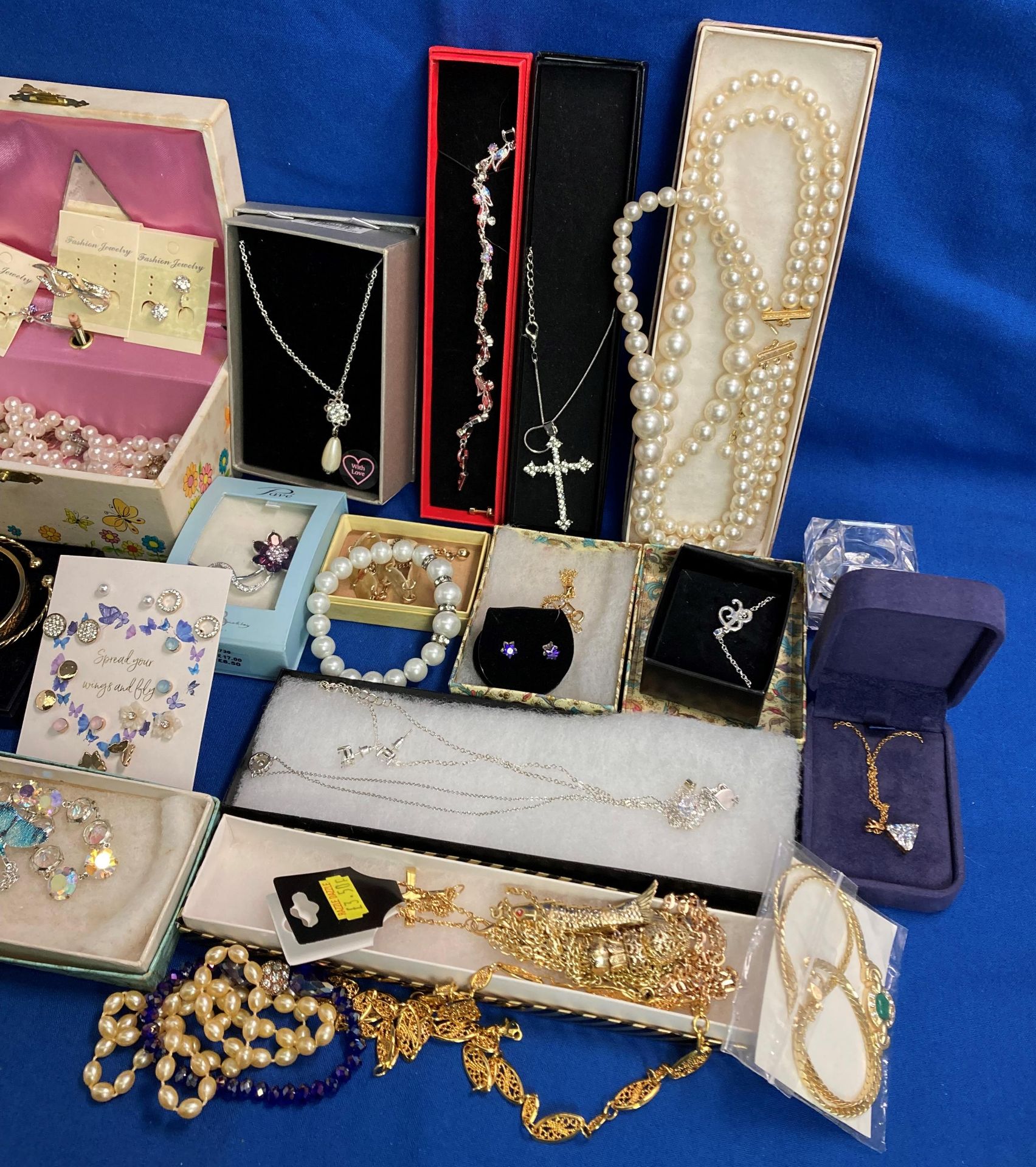 Contents to tray - large quantity of assorted costume jewellery including gold tone chains (no - Image 3 of 3