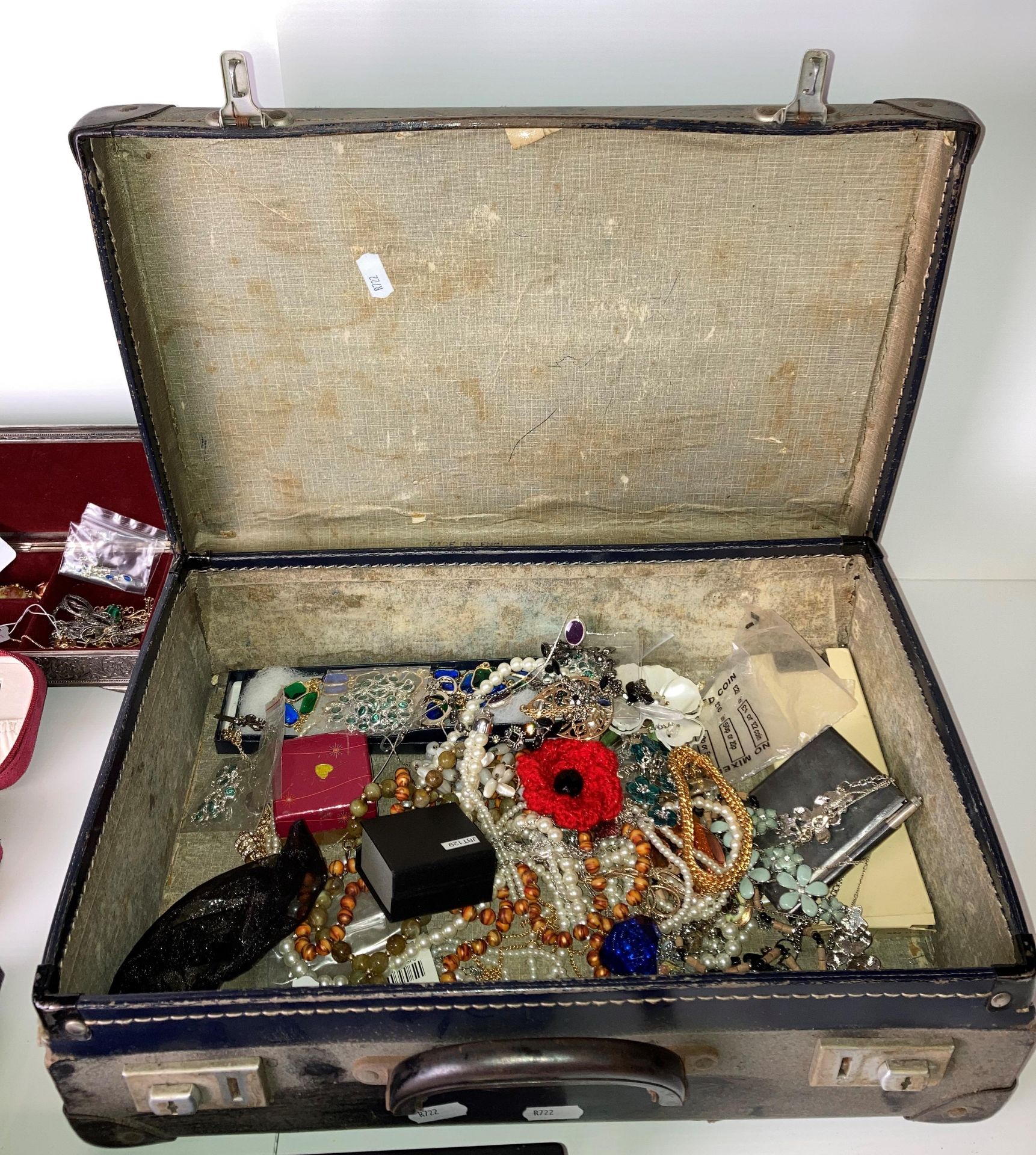 Contents to vintage suitcase - large quantity of jewellery including a pair of 9ct gold cameo - Image 4 of 5