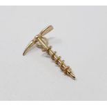 9ct gold vintage mountaineers' axe and rope charm, gross weight 0.