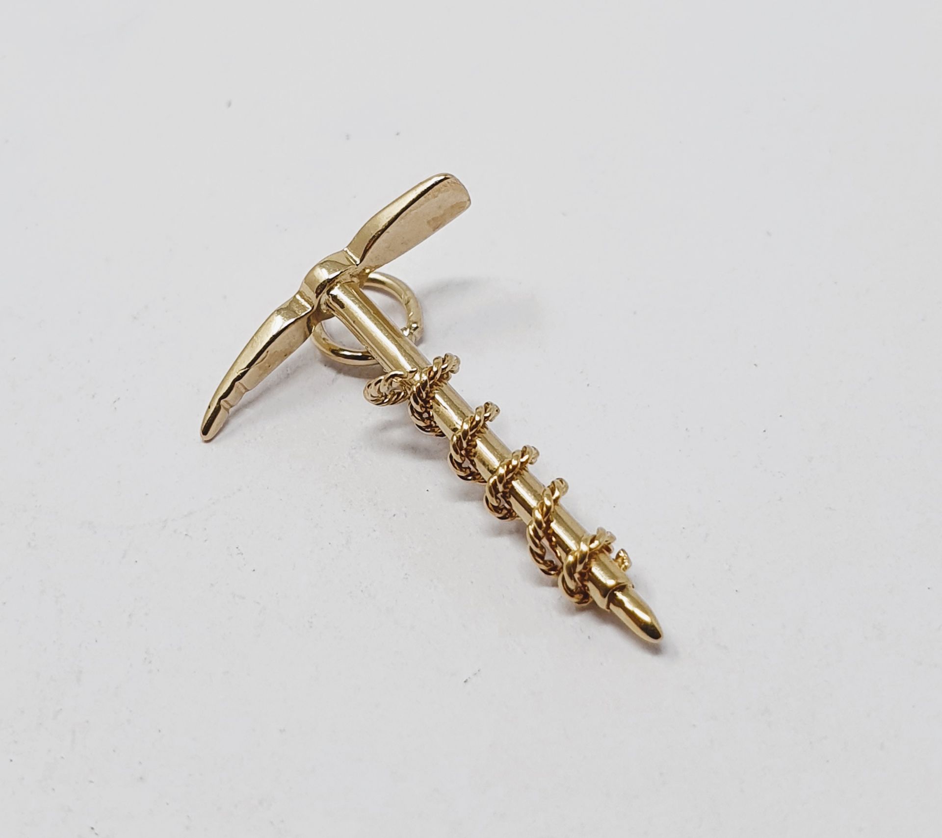 9ct gold vintage mountaineers' axe and rope charm, gross weight 0.