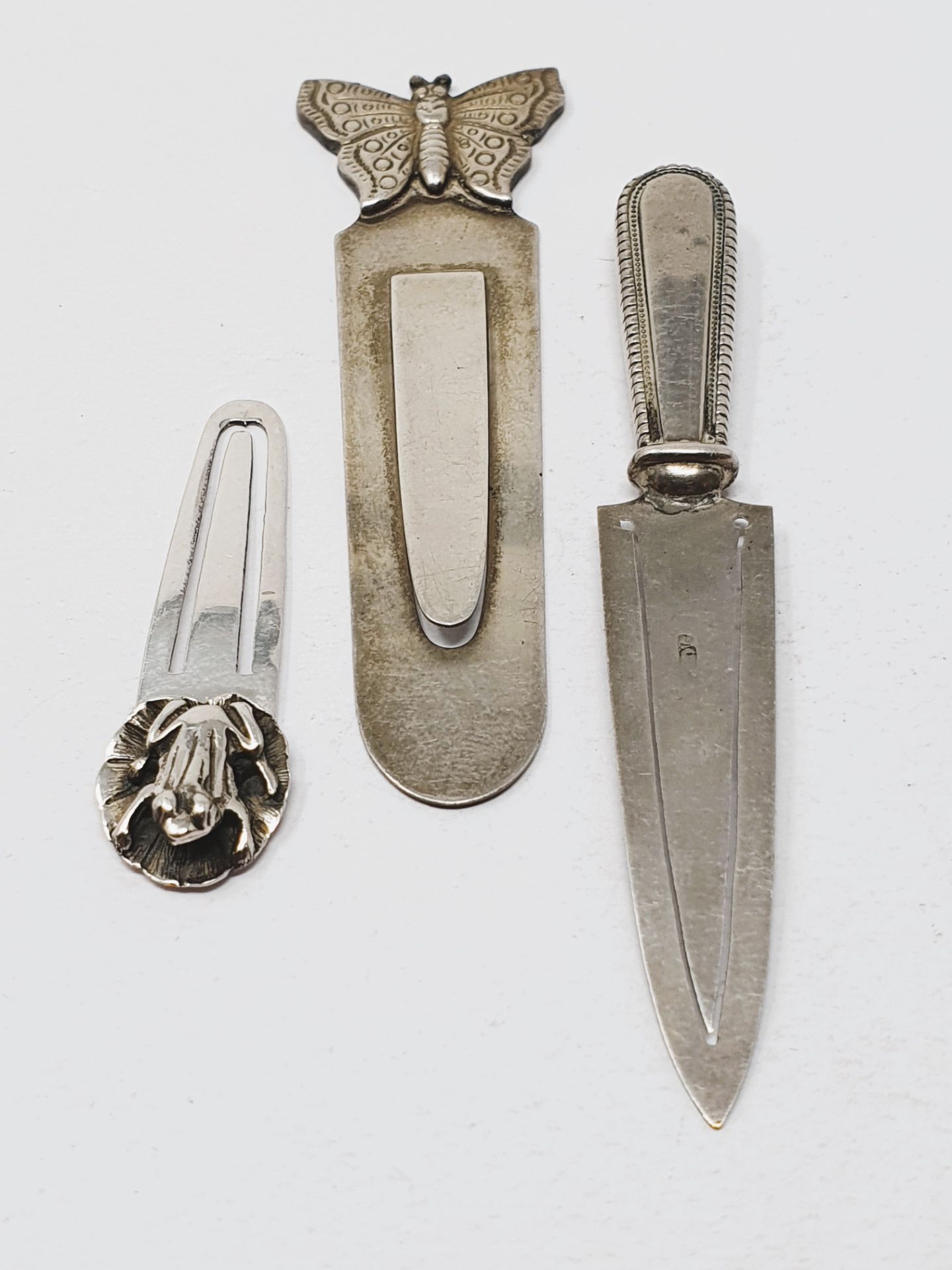 Sterling silver, three bookmarks, a thimble and two condiment spoons, gross weight 27.