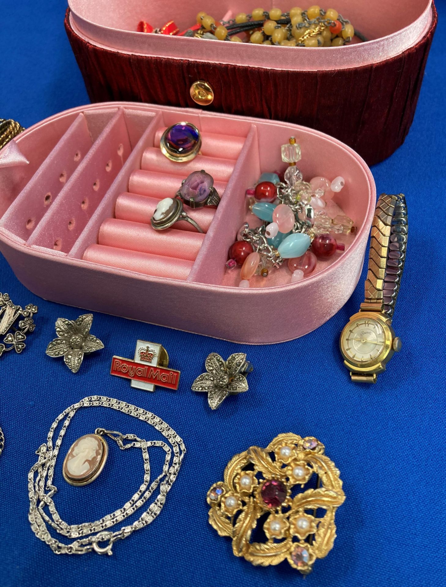 Contents to jewellery box - assorted vintage silver jewellery including Irish marcasite brooch with - Image 3 of 4