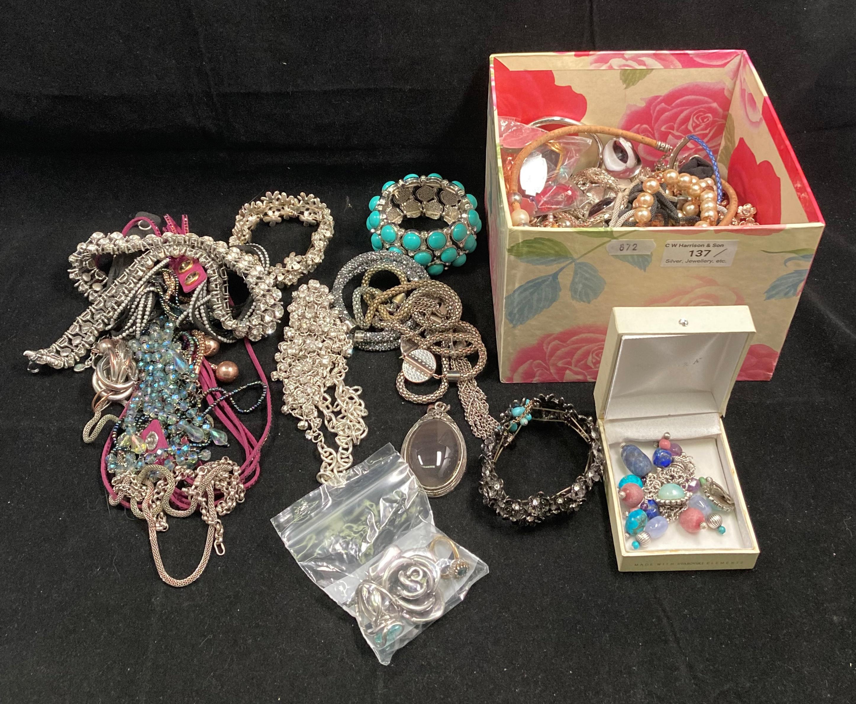 Contents to box - assorted jewellery including gold and silver tone rings (not tested), necklaces,