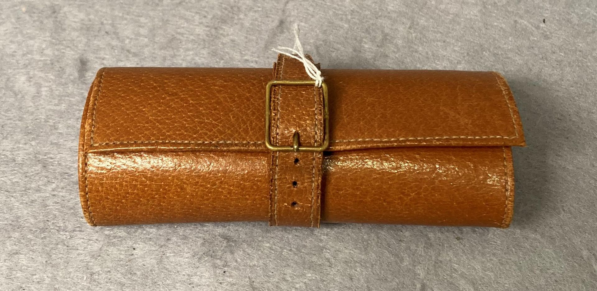 Brown leather roll-up case with a 9ct gold (1. - Image 3 of 3