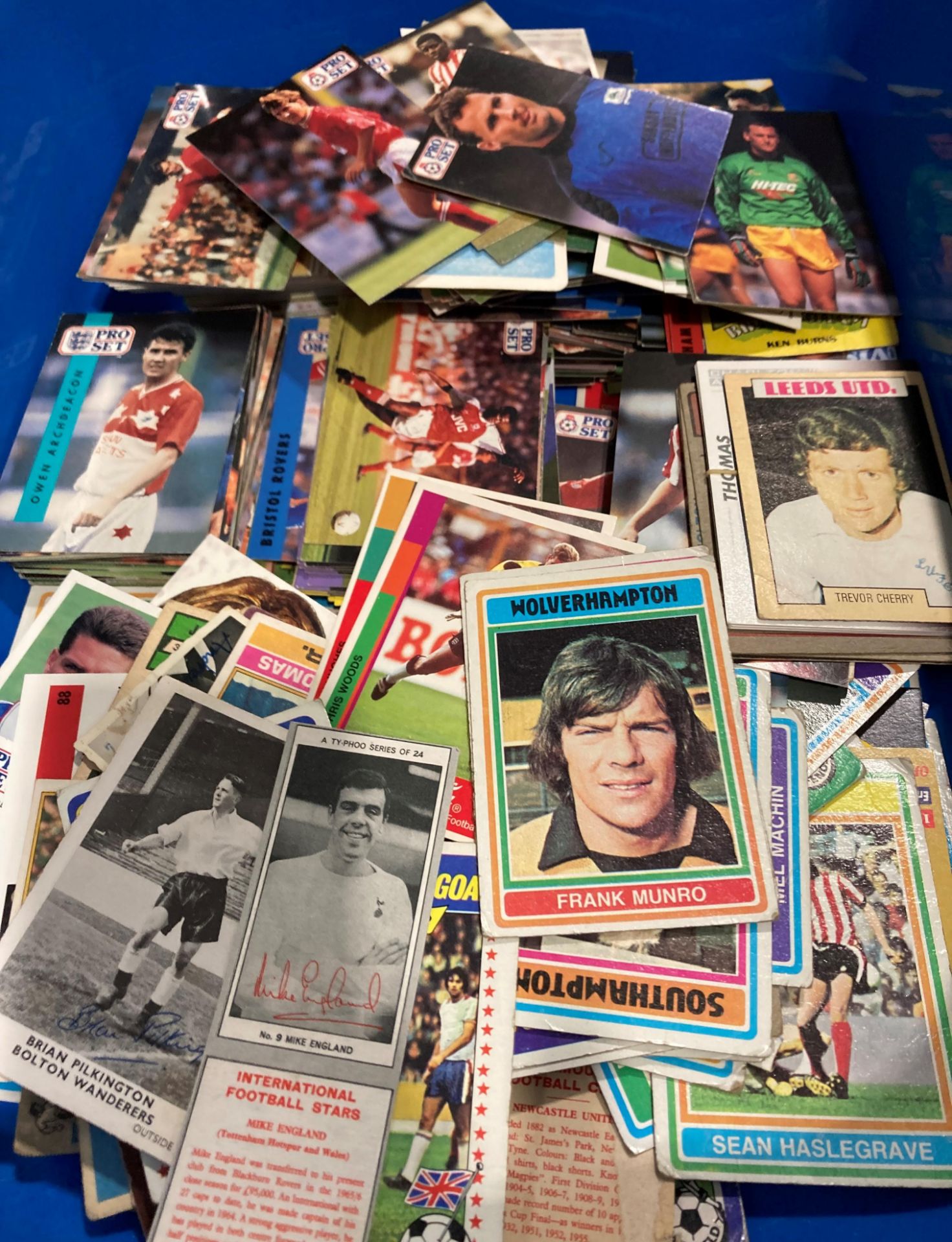 Contents to two blue plastic trays - a large quantity of football trading cards including Topps - Image 2 of 3