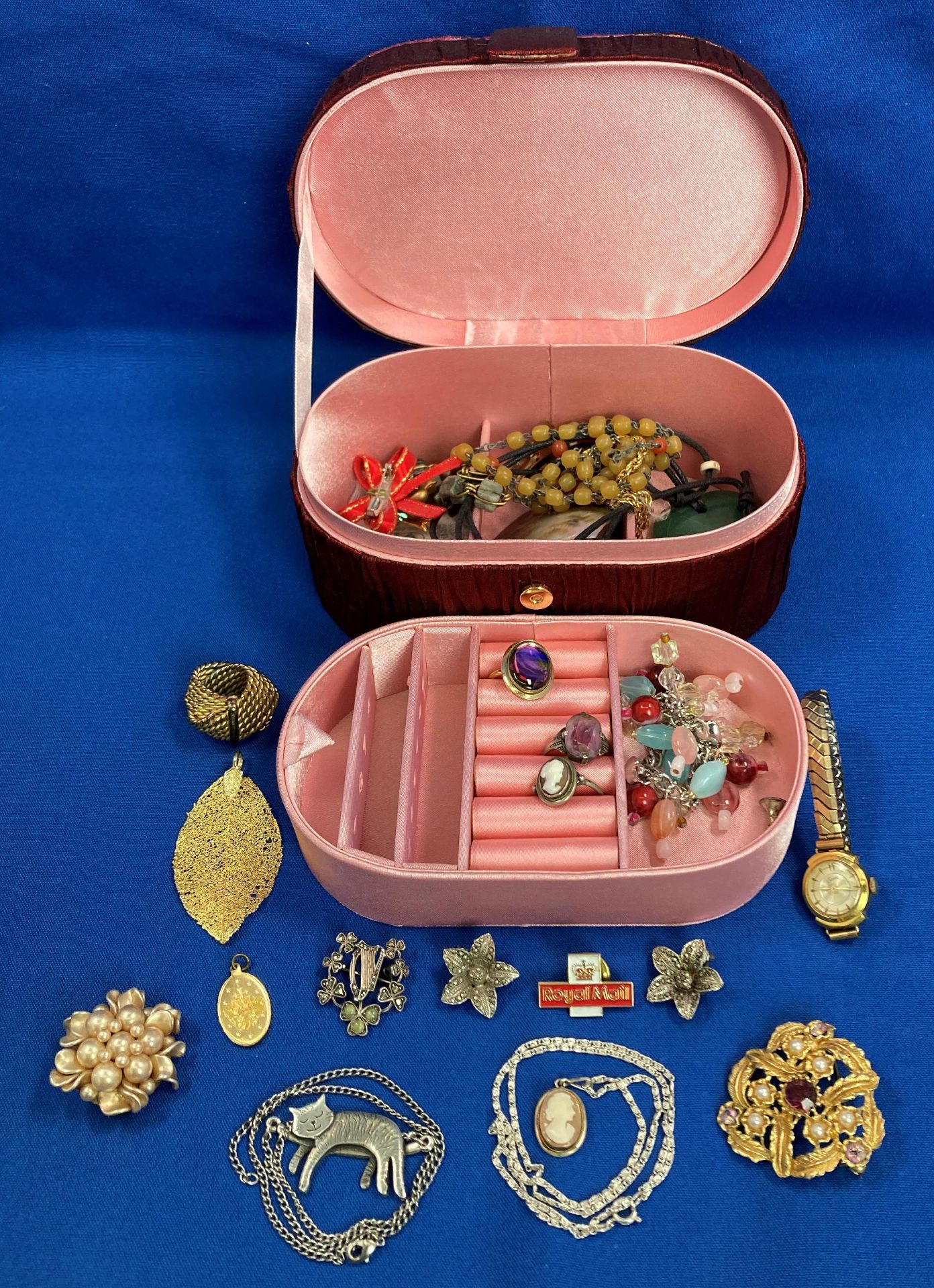 Contents to jewellery box - assorted vintage silver jewellery including Irish marcasite brooch with