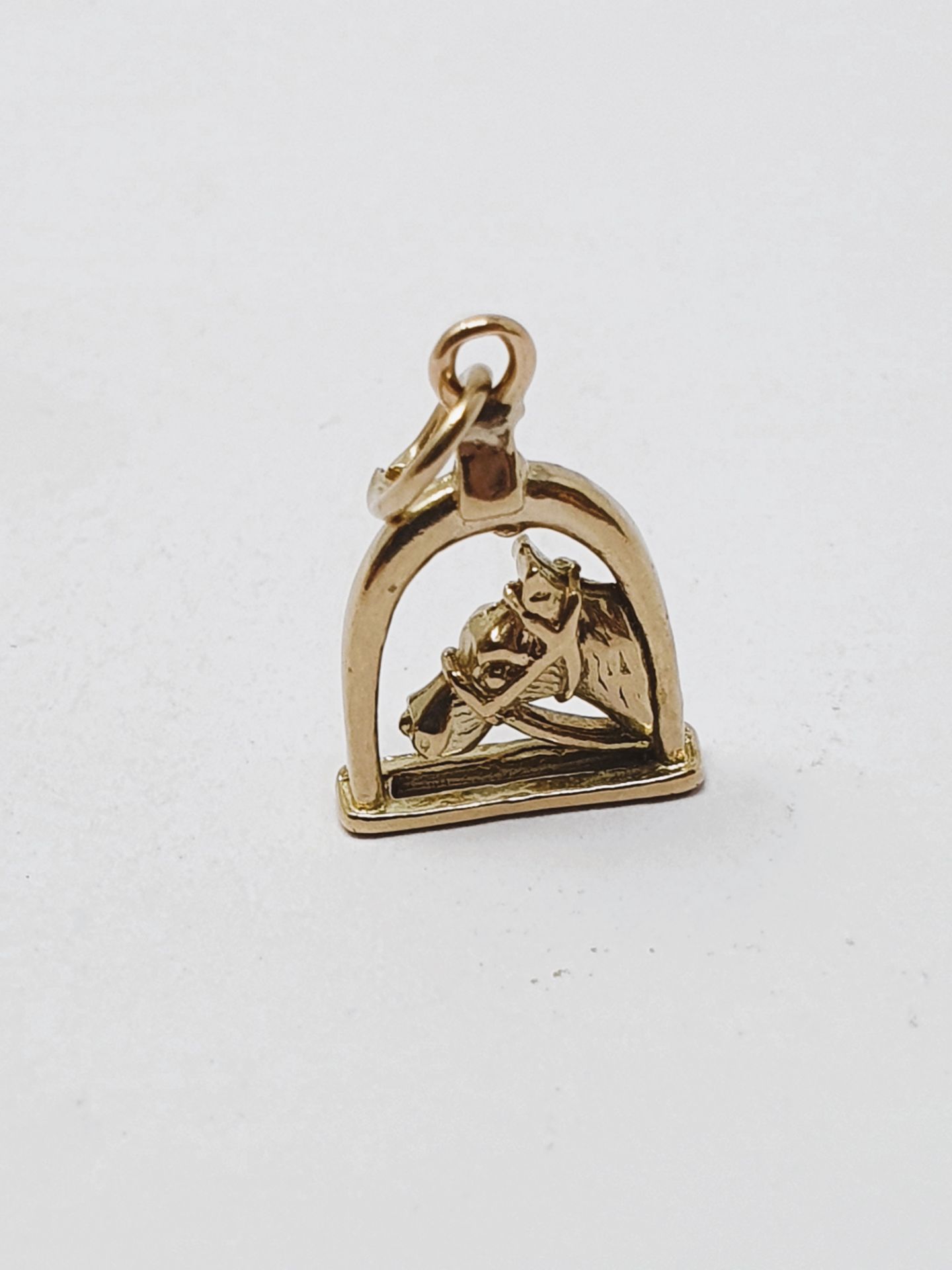 9ct gold vintage horse-head stirrup charm, gross weight 1. - Image 2 of 2