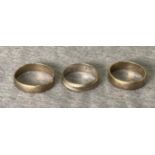 Three 9ct (375) white gold wedding bands,