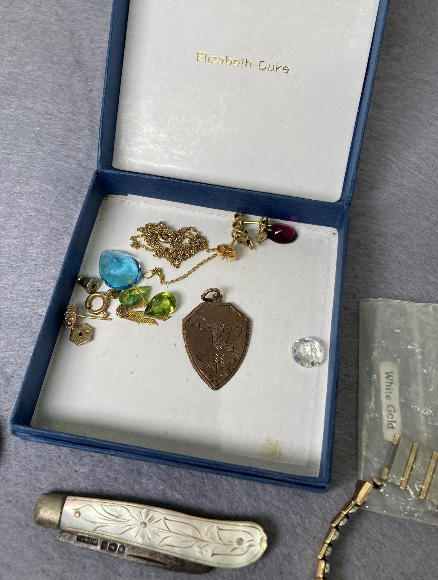 Contents to bag - assorted gold and silver items including a shield shaped tag/pendant, - Image 3 of 5