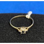 9ct gold (375) flower head ring, size T. Weight: 1.