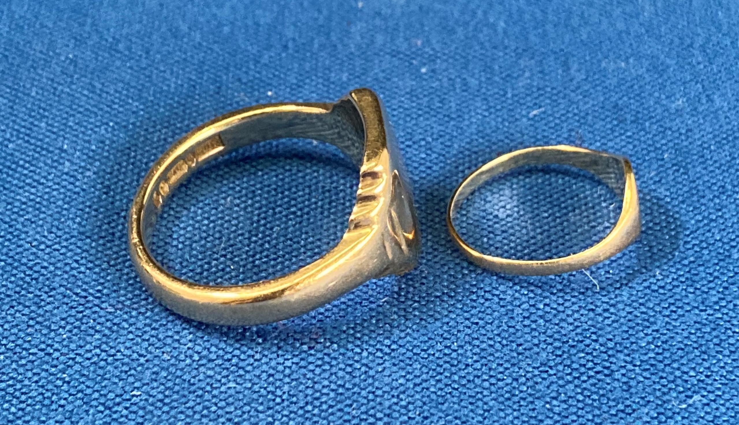 Two 9ct gold (375) signet rings, one size R and the other a small size F. Total weight: 8. - Image 2 of 3
