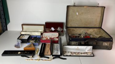 Contents to vintage suitcase - large quantity of jewellery including a pair of 9ct gold cameo