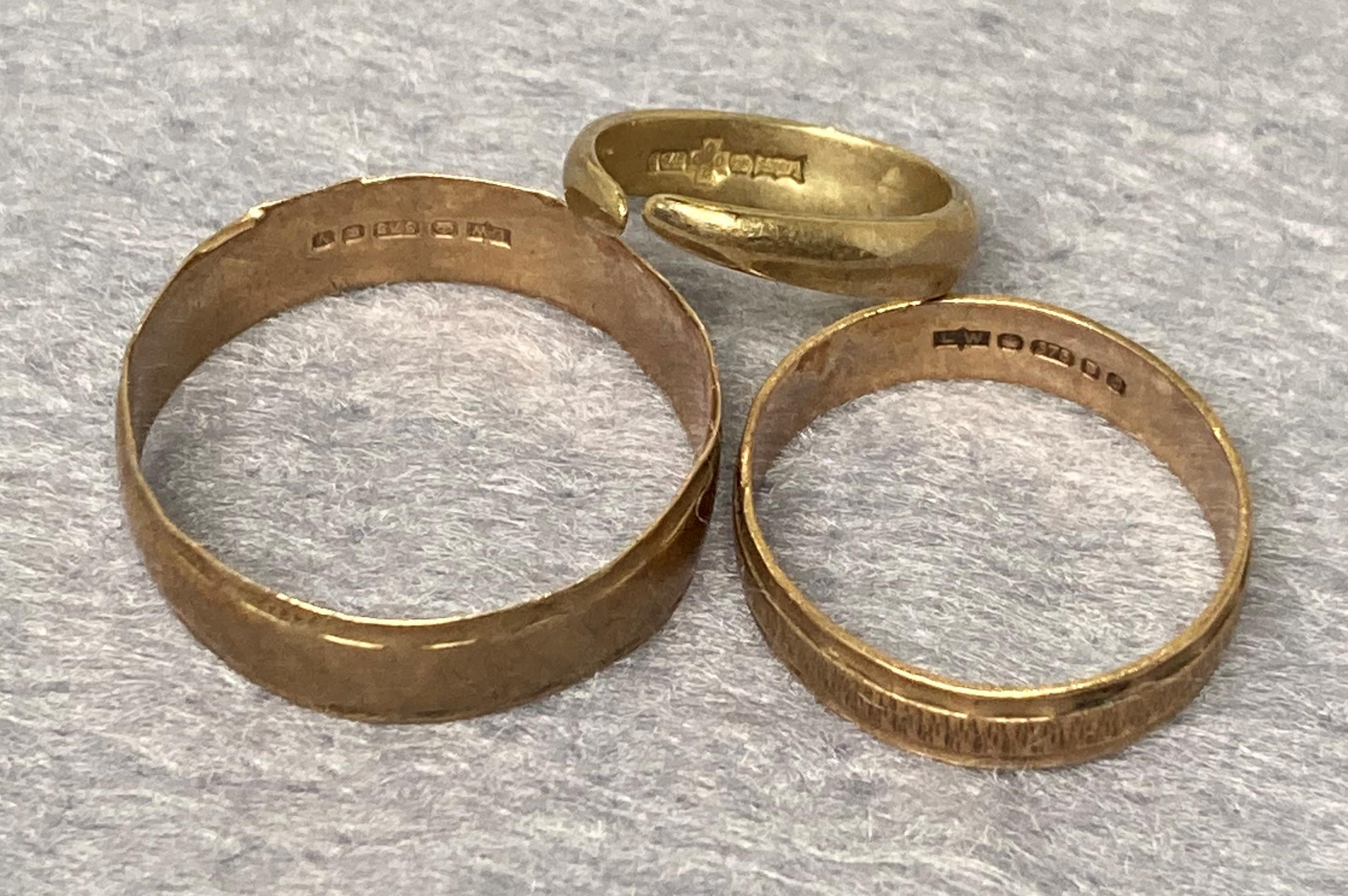 Two 9ct gold weddings bands (sizes R and L) and a small 9ct gold broken ring. Total weight: 4. - Image 2 of 4