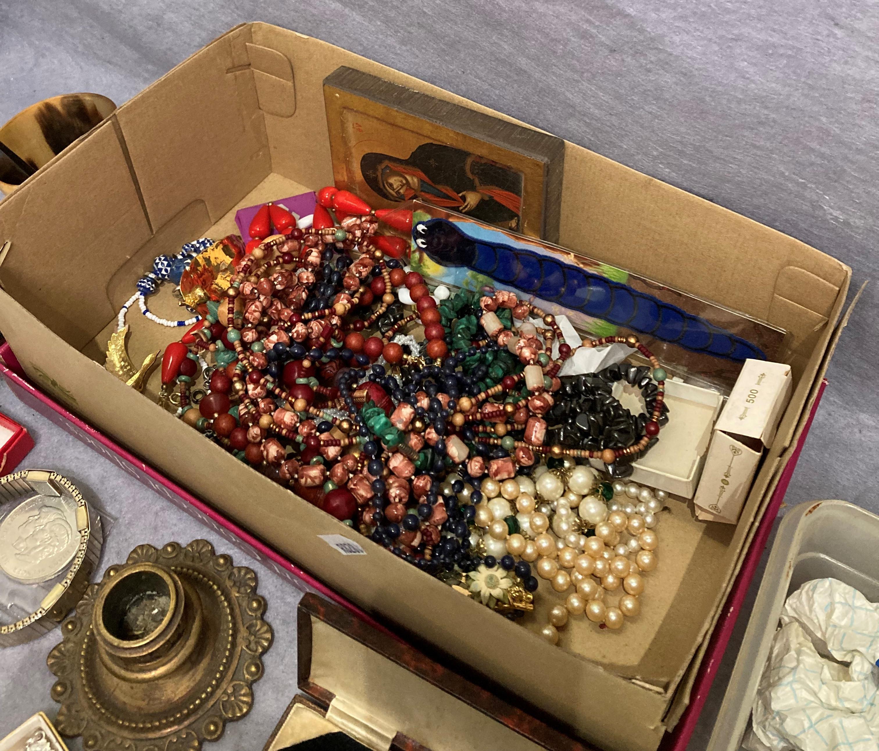 Contents to box - assorted costume jewellery including mother of pearl, agate necklaces, brooches, - Bild 2 aus 4