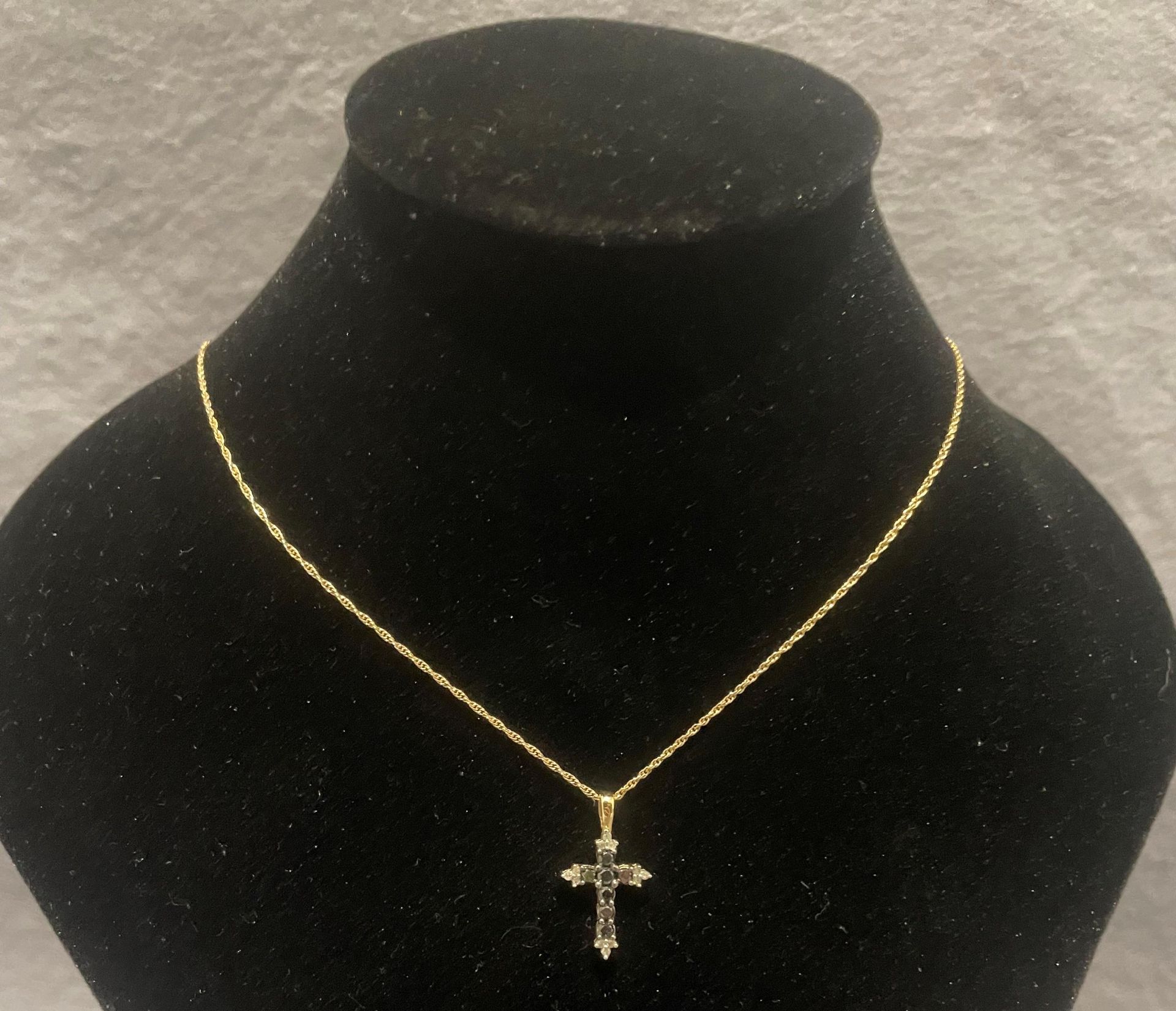 9ct gold (375) pendant cross with seven black stones and twelve clear stones (stones not tested)