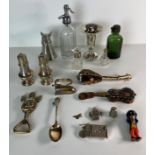 Contents to tray - assorted items including silver (1978,