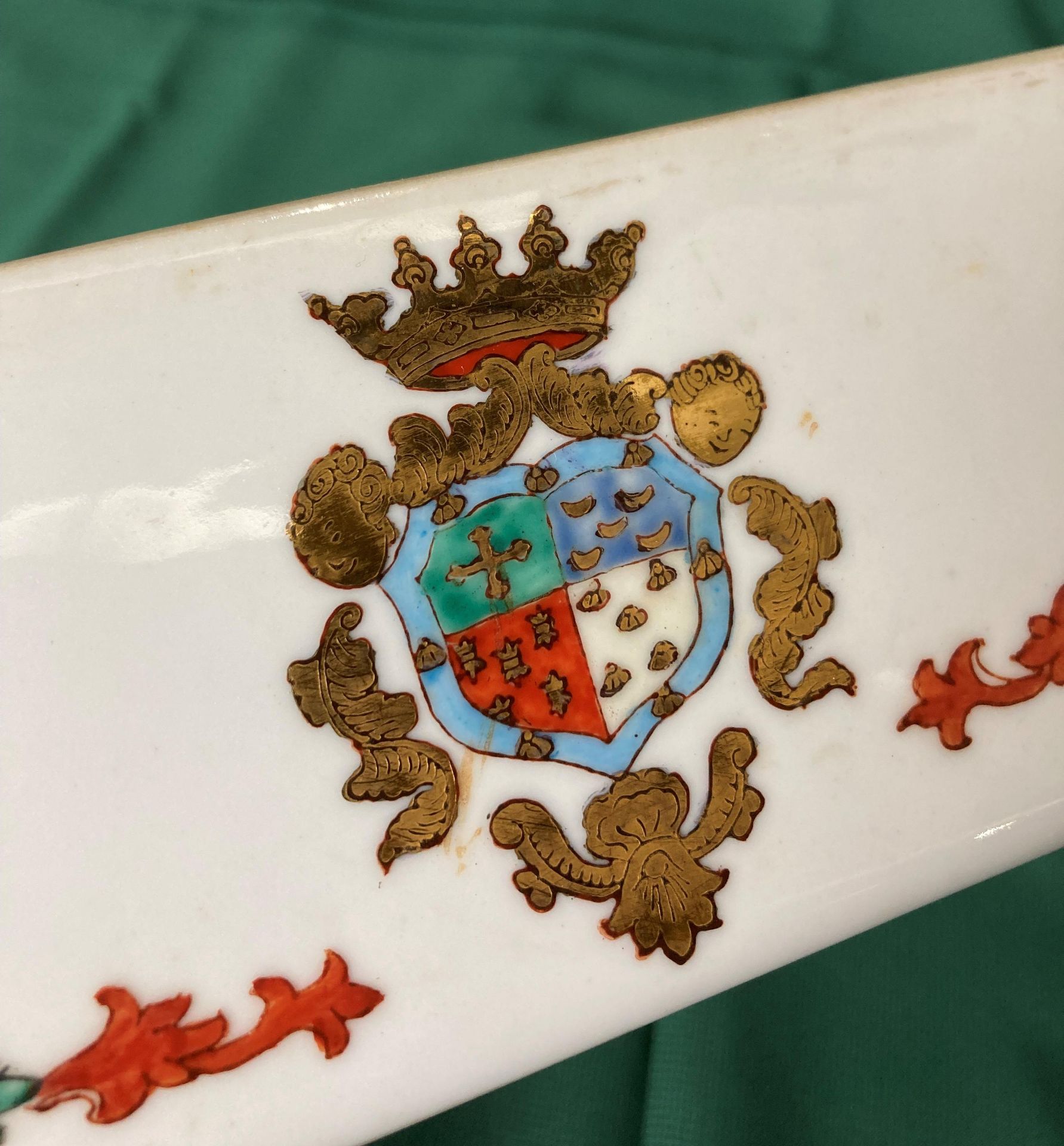 A vintage porcelain hand-painted box with Coat of Arms emblem and floral design, - Image 4 of 5
