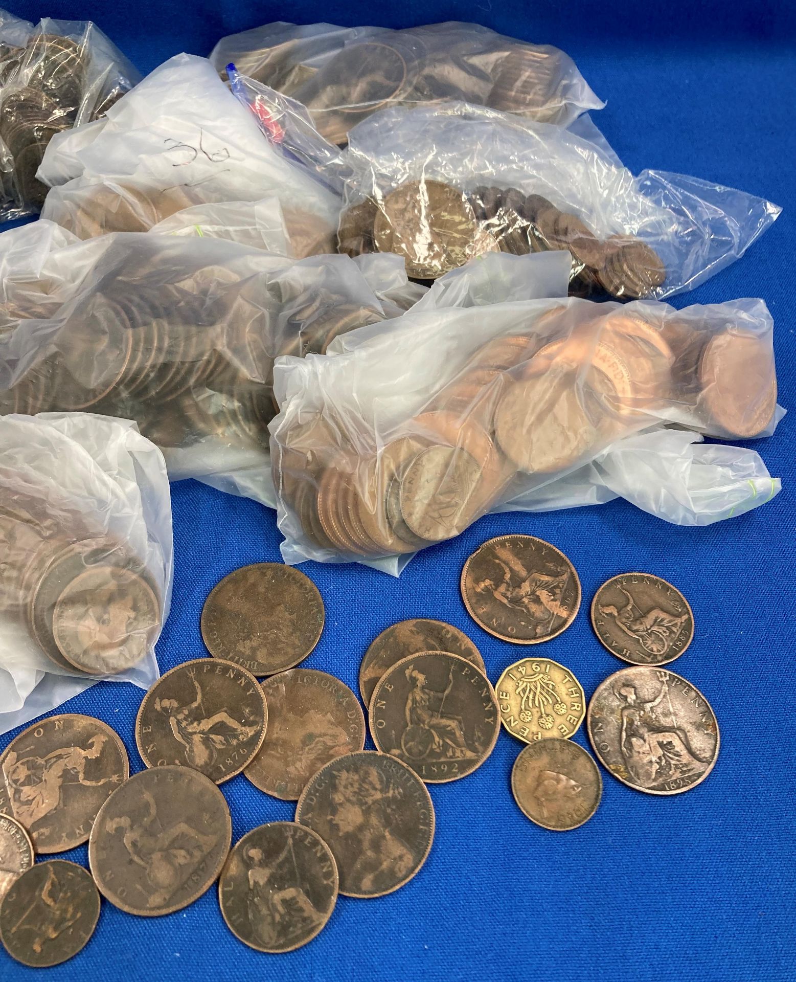 Contents to tin - approximately 450 assorted One Pennies and Half Pennies, - Image 5 of 5