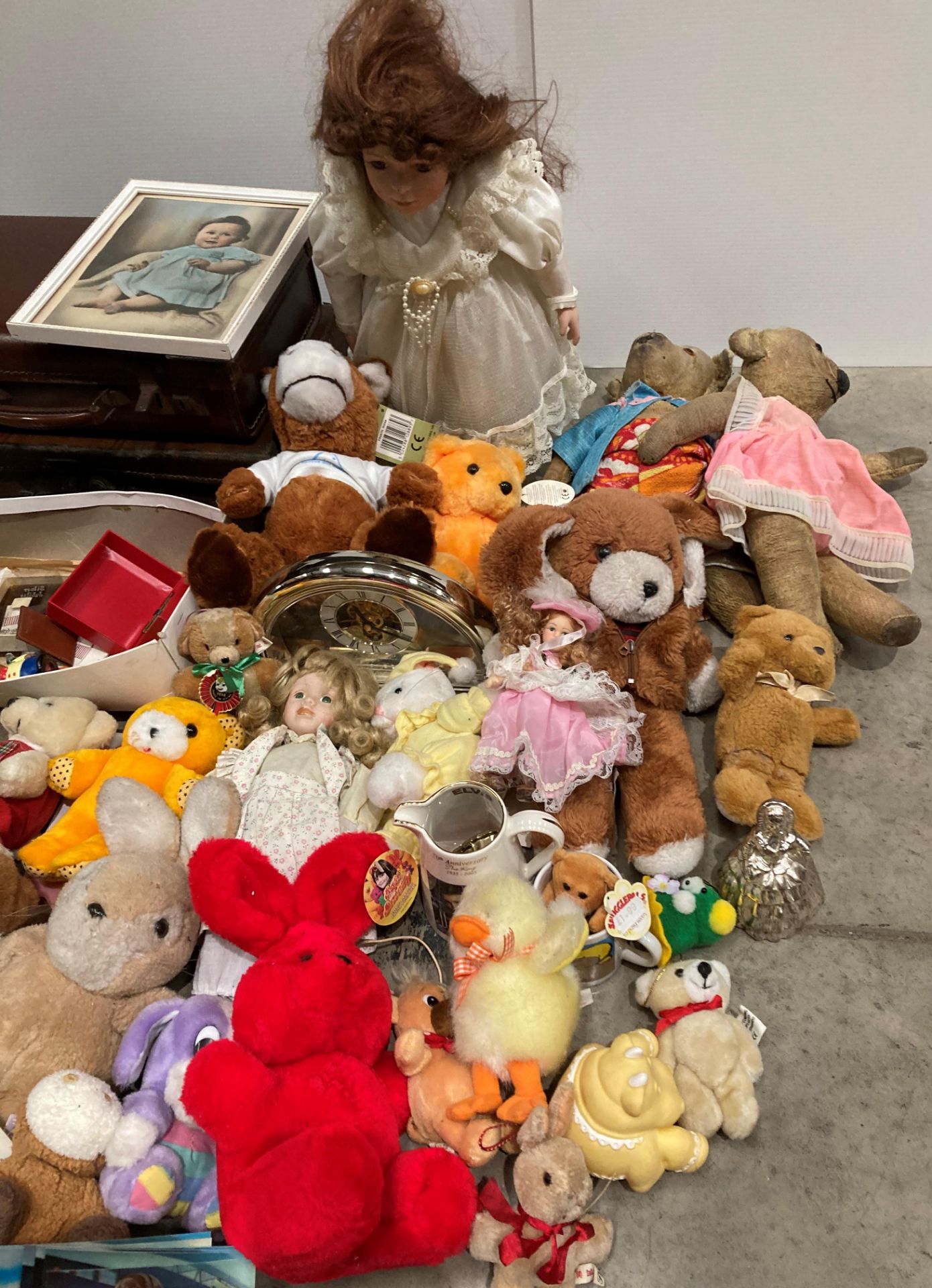 Contents to box - assorted teddy-bears (two vintage bears), dolls, two small cases, - Image 3 of 4