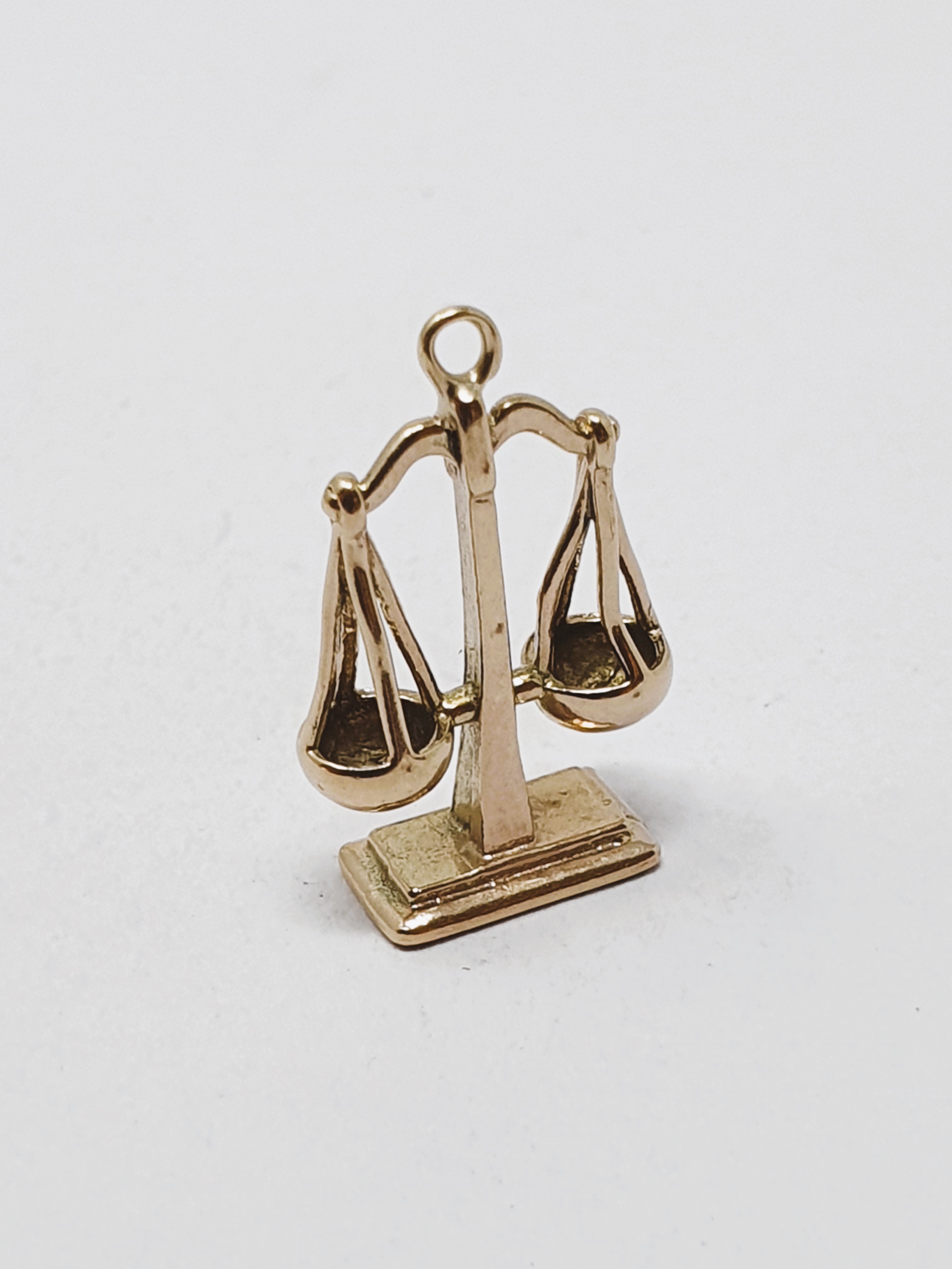 9ct gold vintage scales charm, gross weight 1.