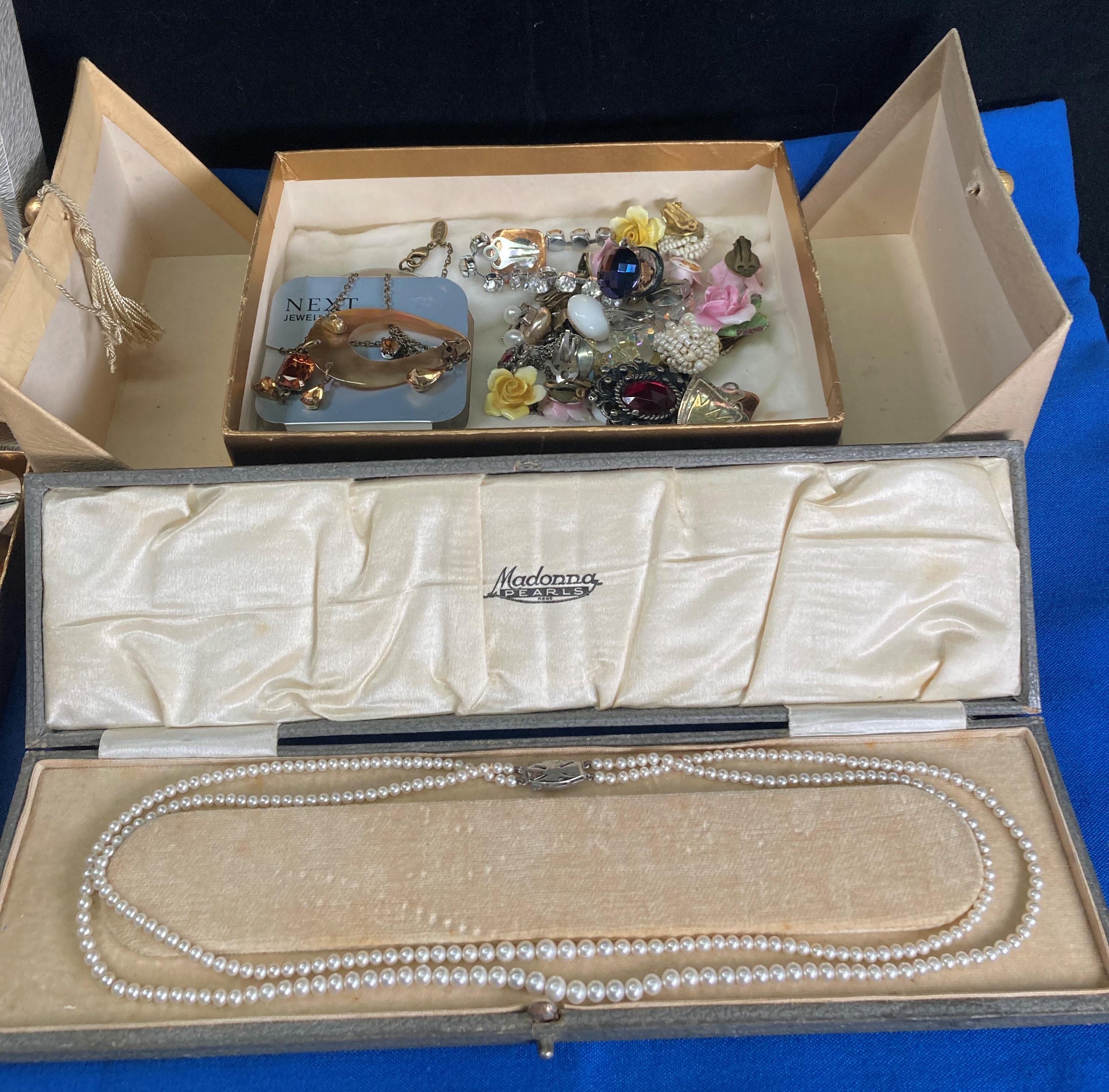 Cardboard jewellery box and contents - costume jewellery, Sterling Silver brooches by A&K Denmark, - Image 3 of 4