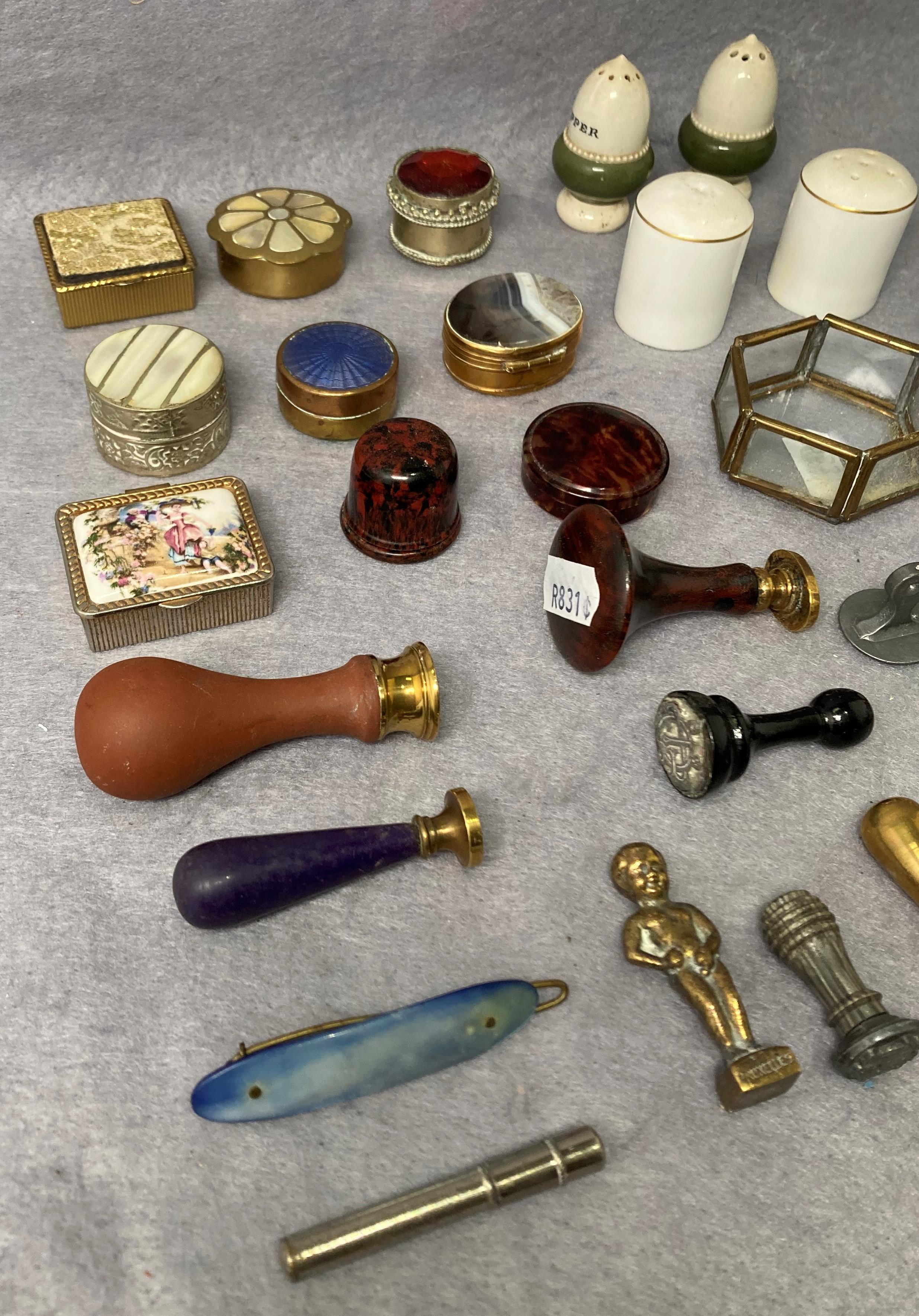 Contents to box - nine assorted snuff/pill boxes, - Image 2 of 3