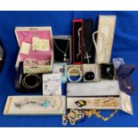 Contents to tray - large quantity of assorted costume jewellery including gold tone chains (no