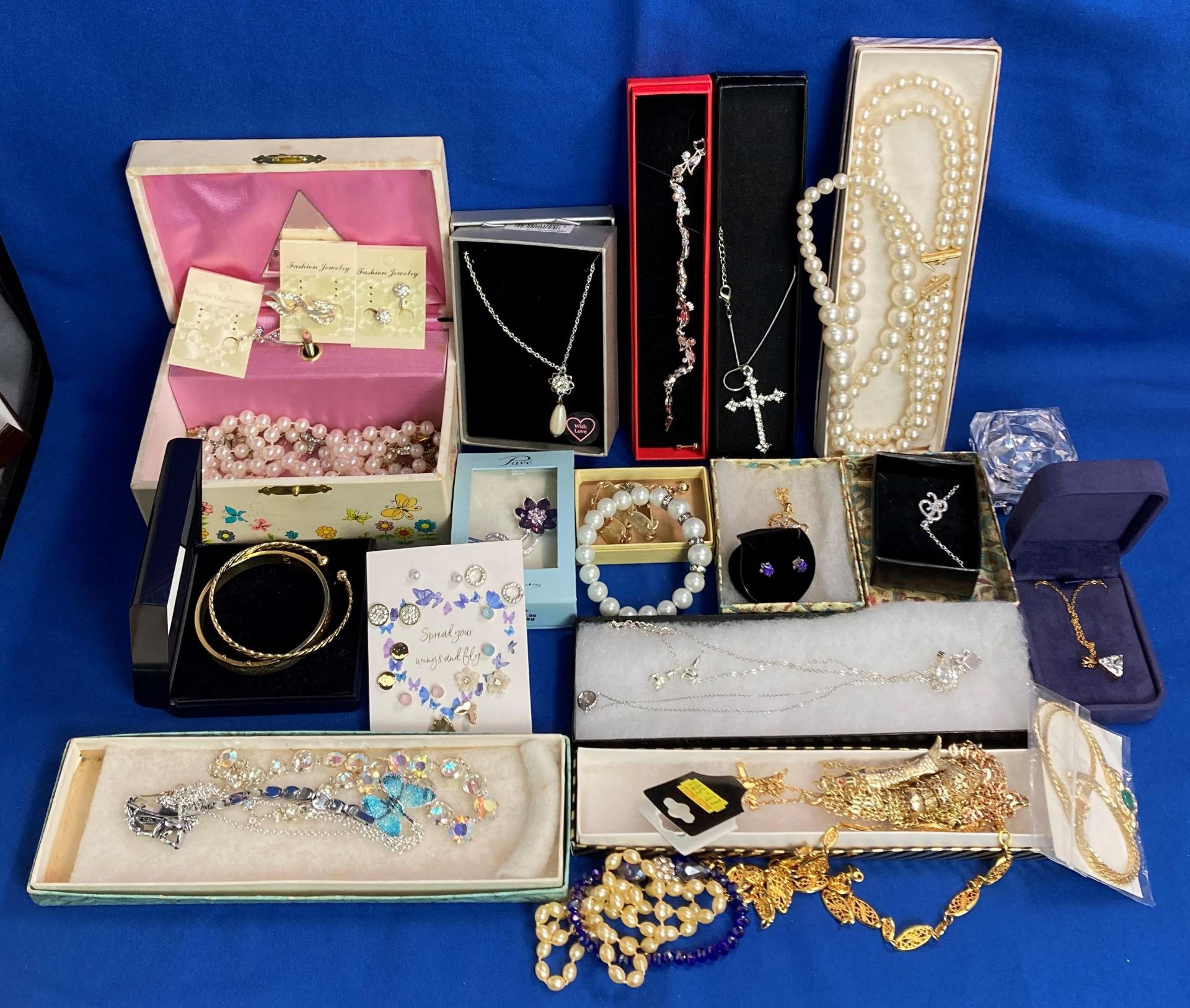 Contents to tray - large quantity of assorted costume jewellery including gold tone chains (no