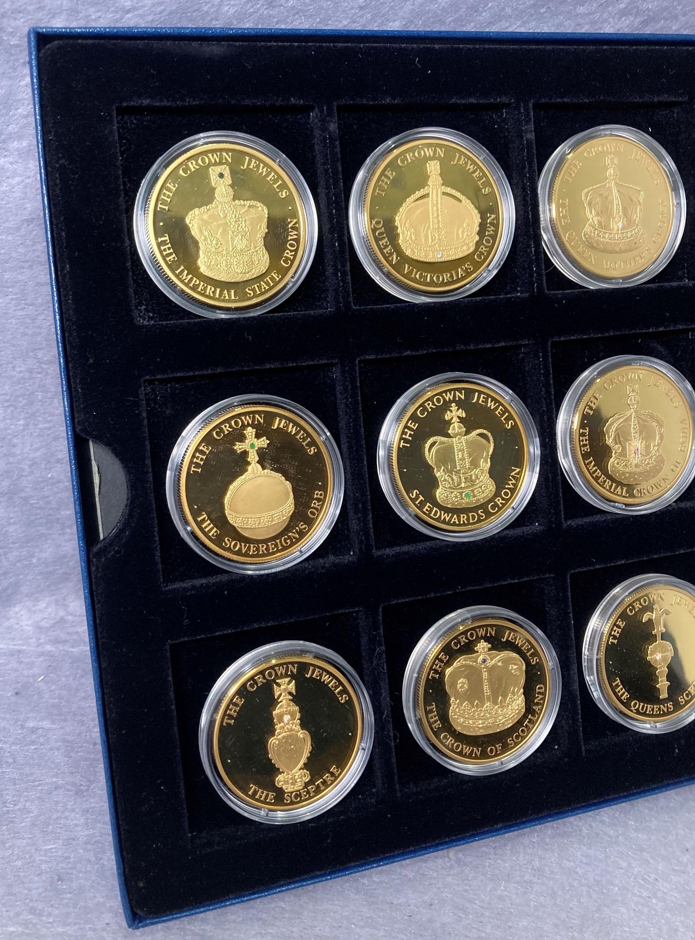 A set of twelve 24ct gold plated coin collection depicting the 2004 Turks & Calcos Island Crown - Image 2 of 4