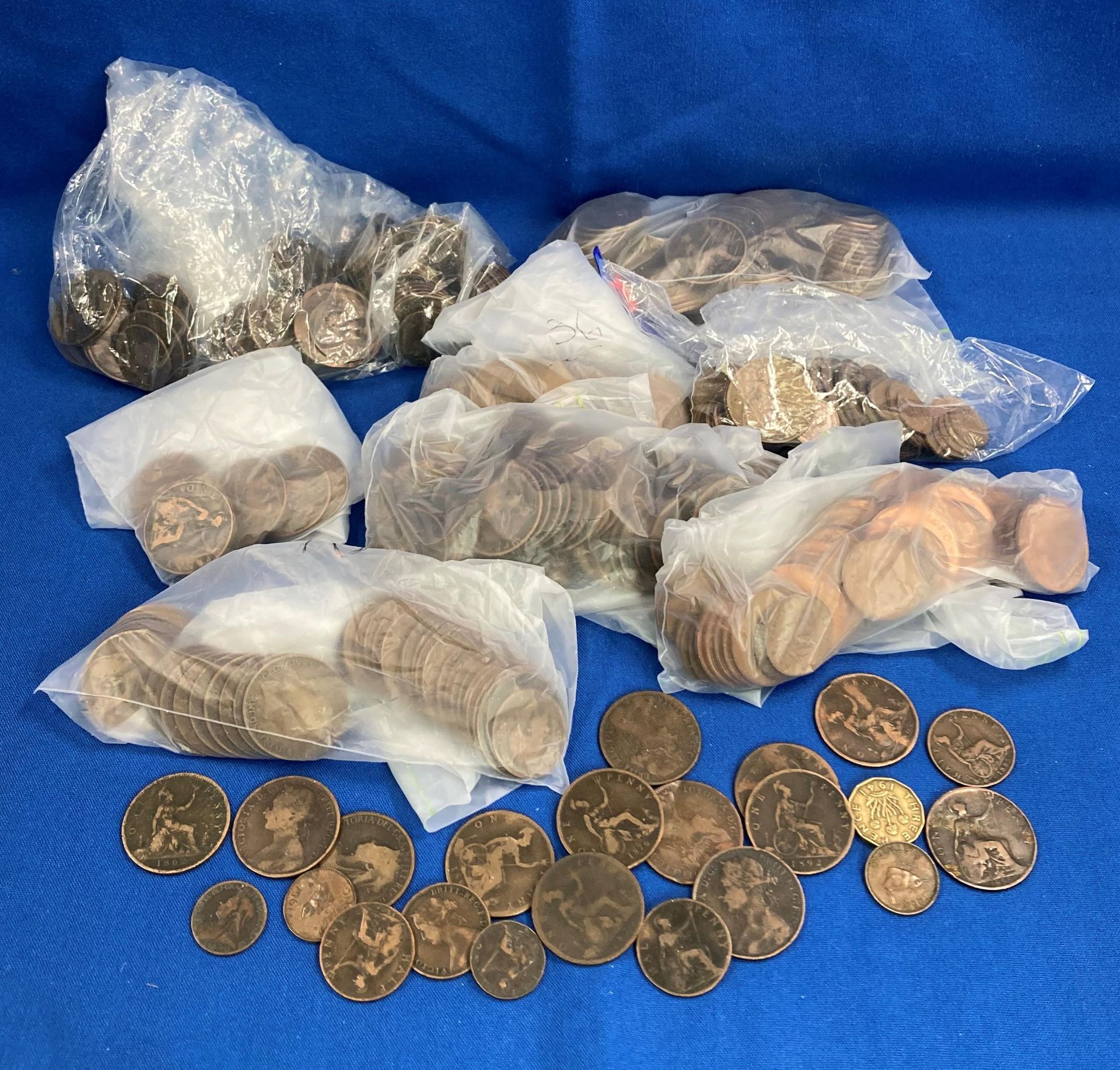 Contents to tin - approximately 450 assorted One Pennies and Half Pennies,