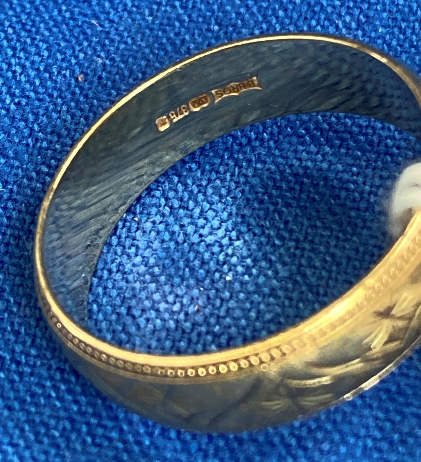 9ct gold (375) wedding band with etched scrolling design, size U. Weight: 4. - Image 3 of 3