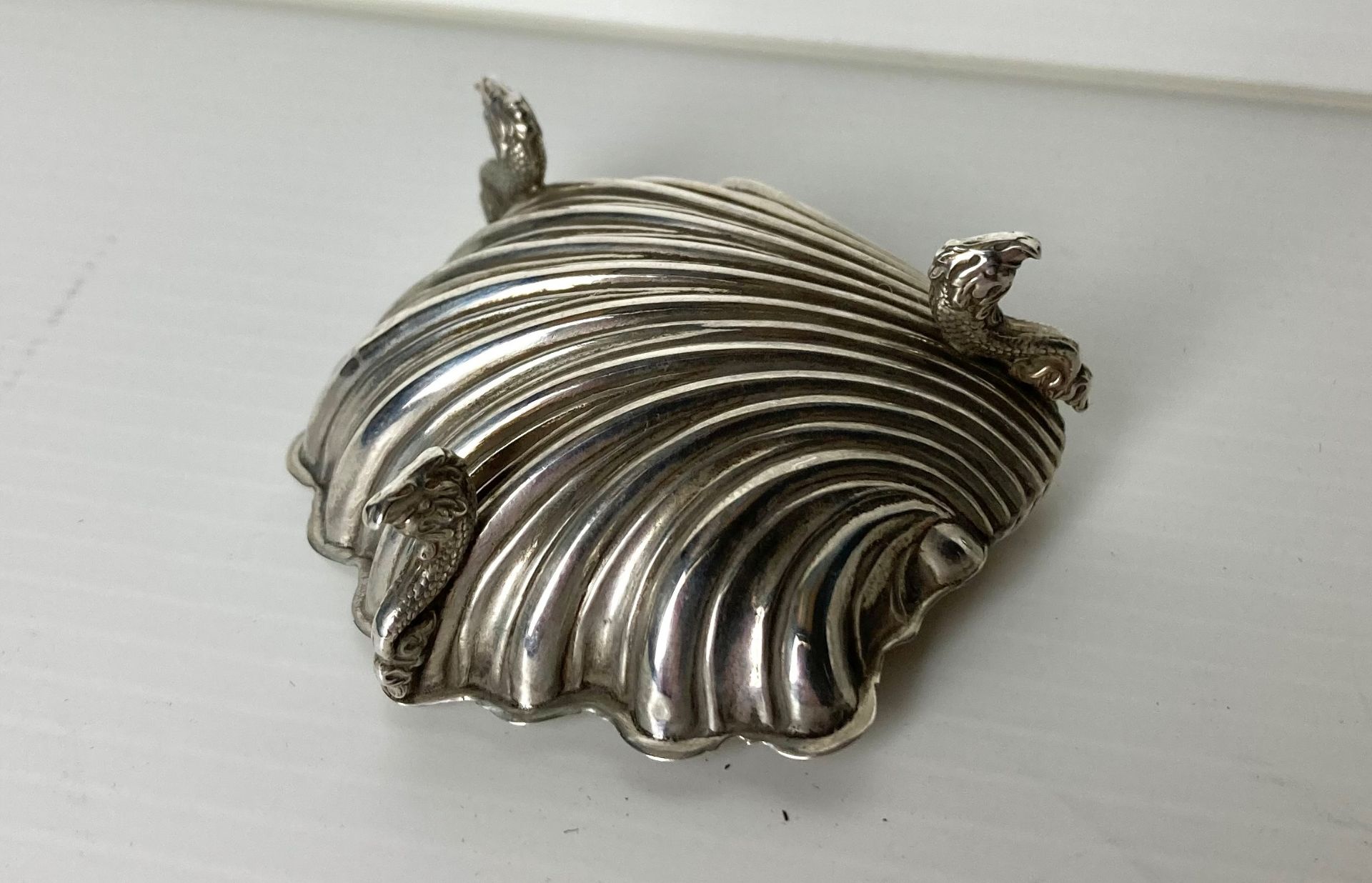 A vintage silver (1901, Birmingham) clam shell standing on fish legs by R. - Image 8 of 8