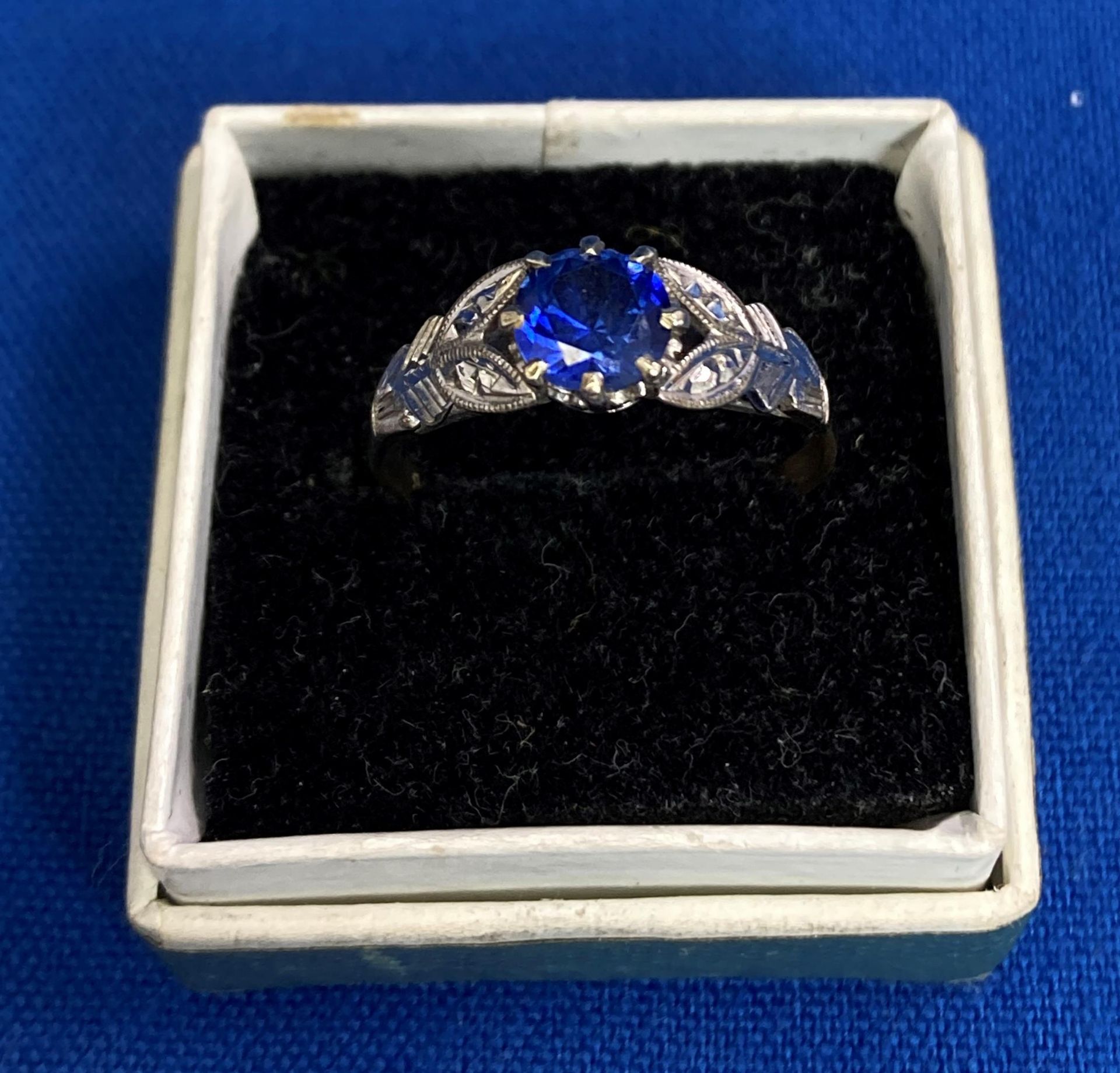 9ct gold Art Deco style sapphire ring in yellow and white gold, size N. Weight: 2.