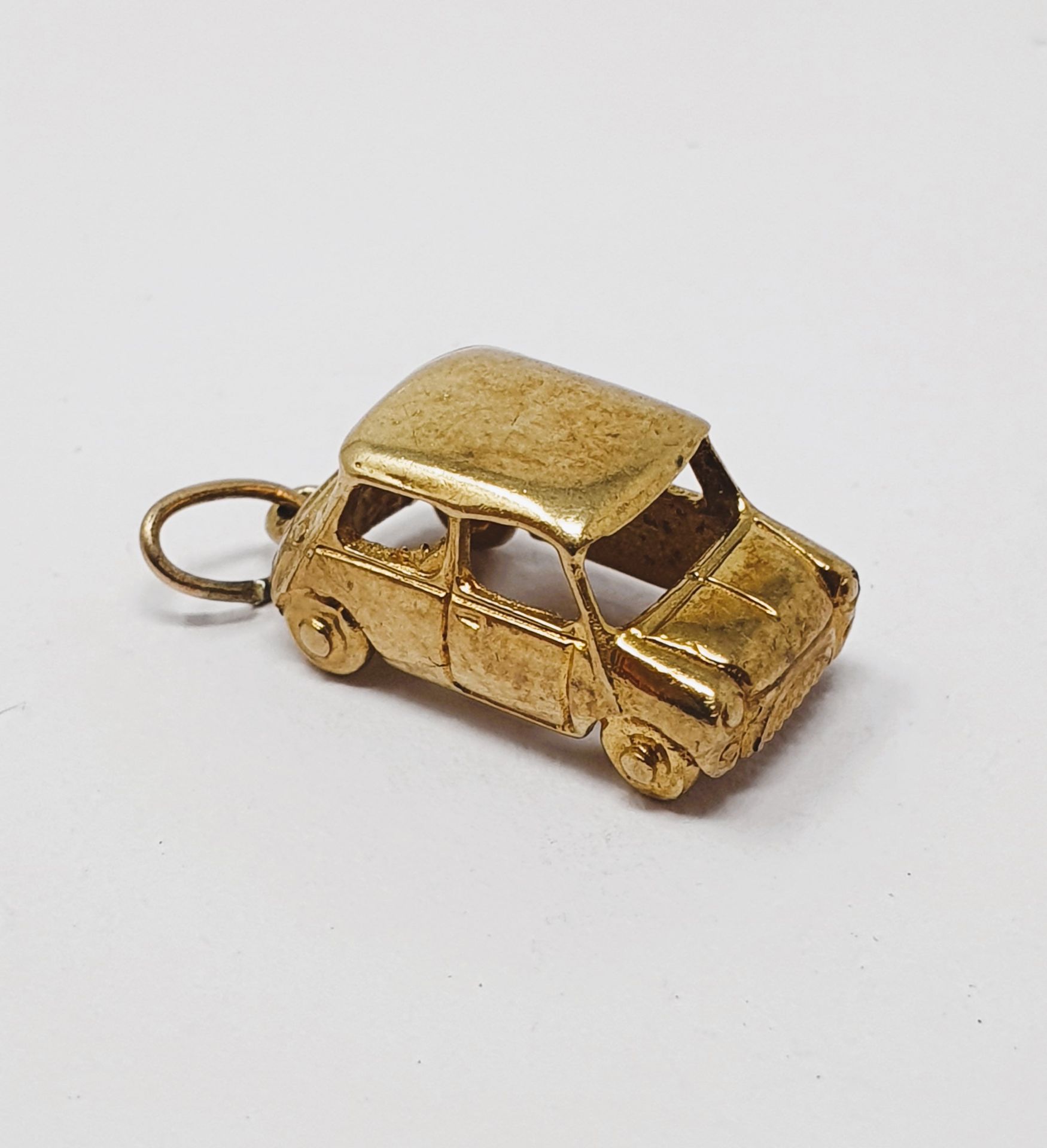 9ct gold vintage MINI motor car charm, gross weight 3.
